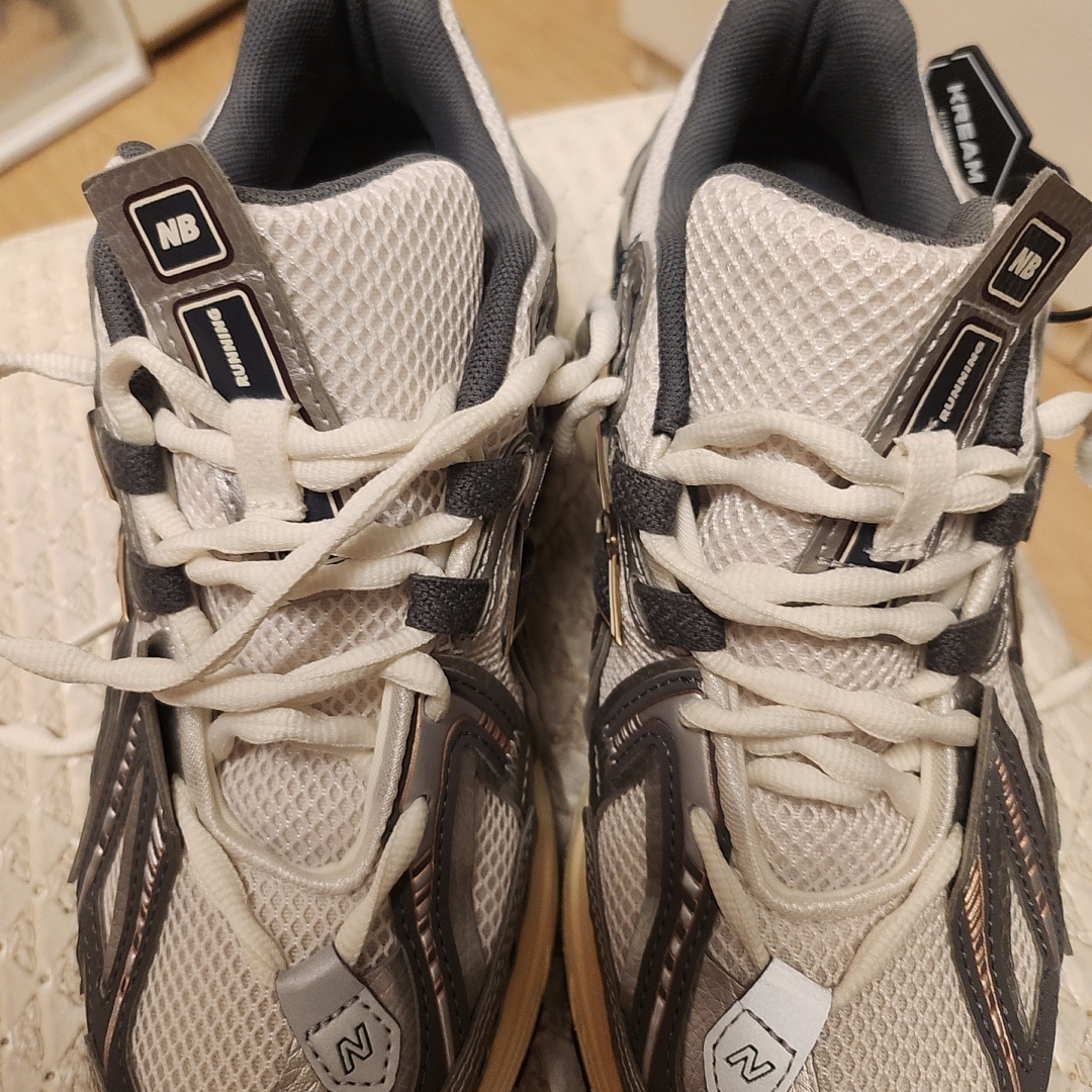 New Balance 1906A Silver Metallic Castlerock 착용 스타일 - 1