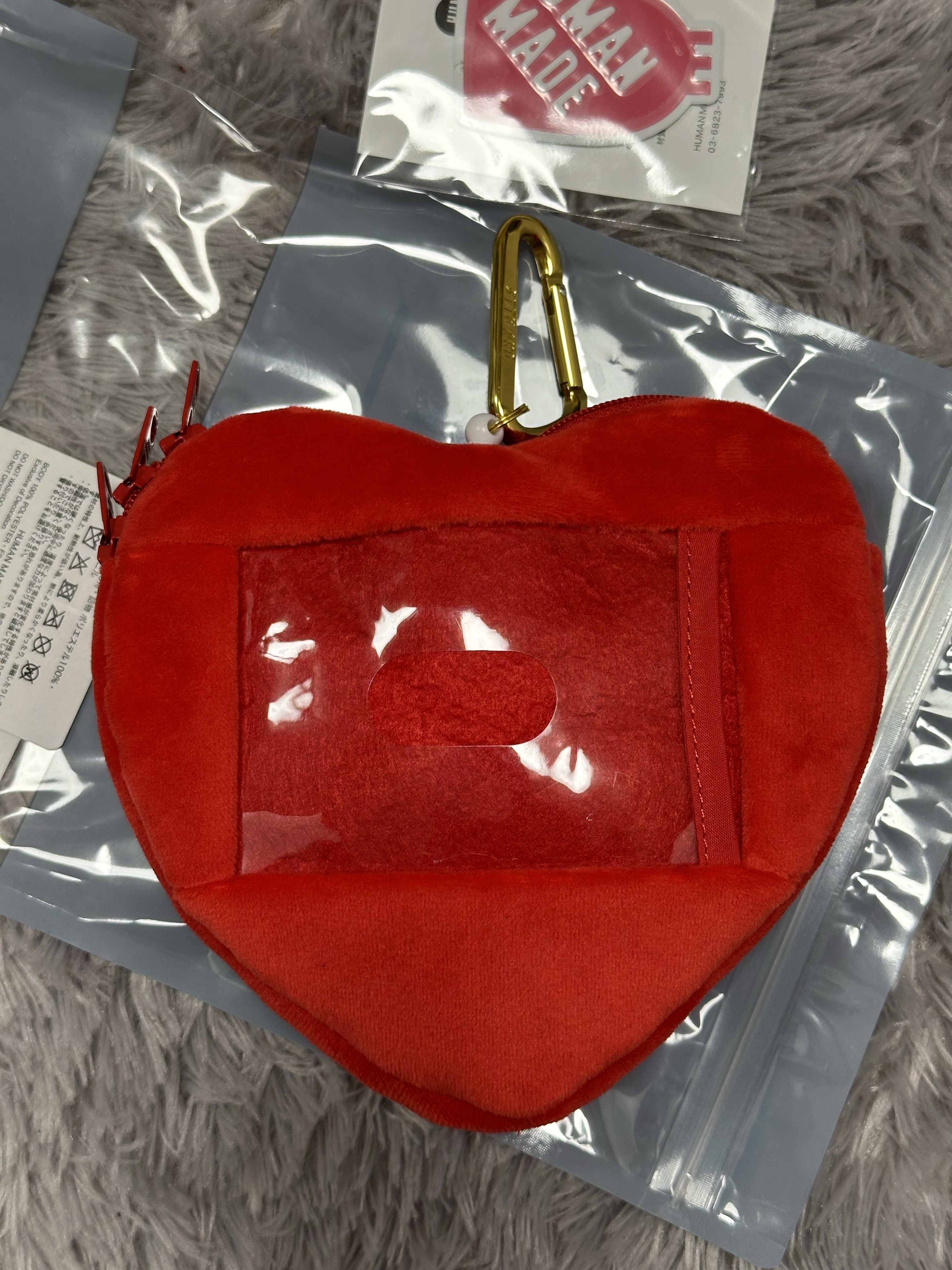Human Made Heart Pass Case Red 착용 스타일 - 3