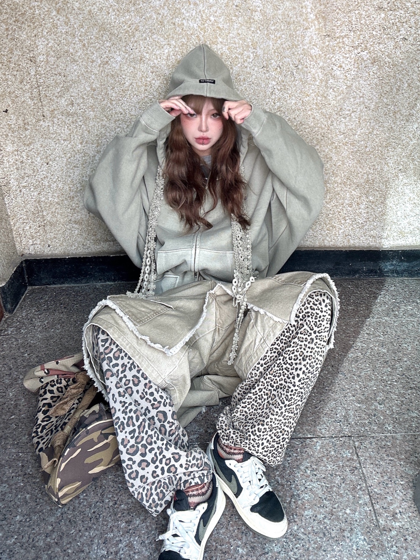 AJOBYAJO Pattern Mixed Duffle Bag Camel, AJOBYAJO Black Light Beads Layered Necklace Black 착용 스타일