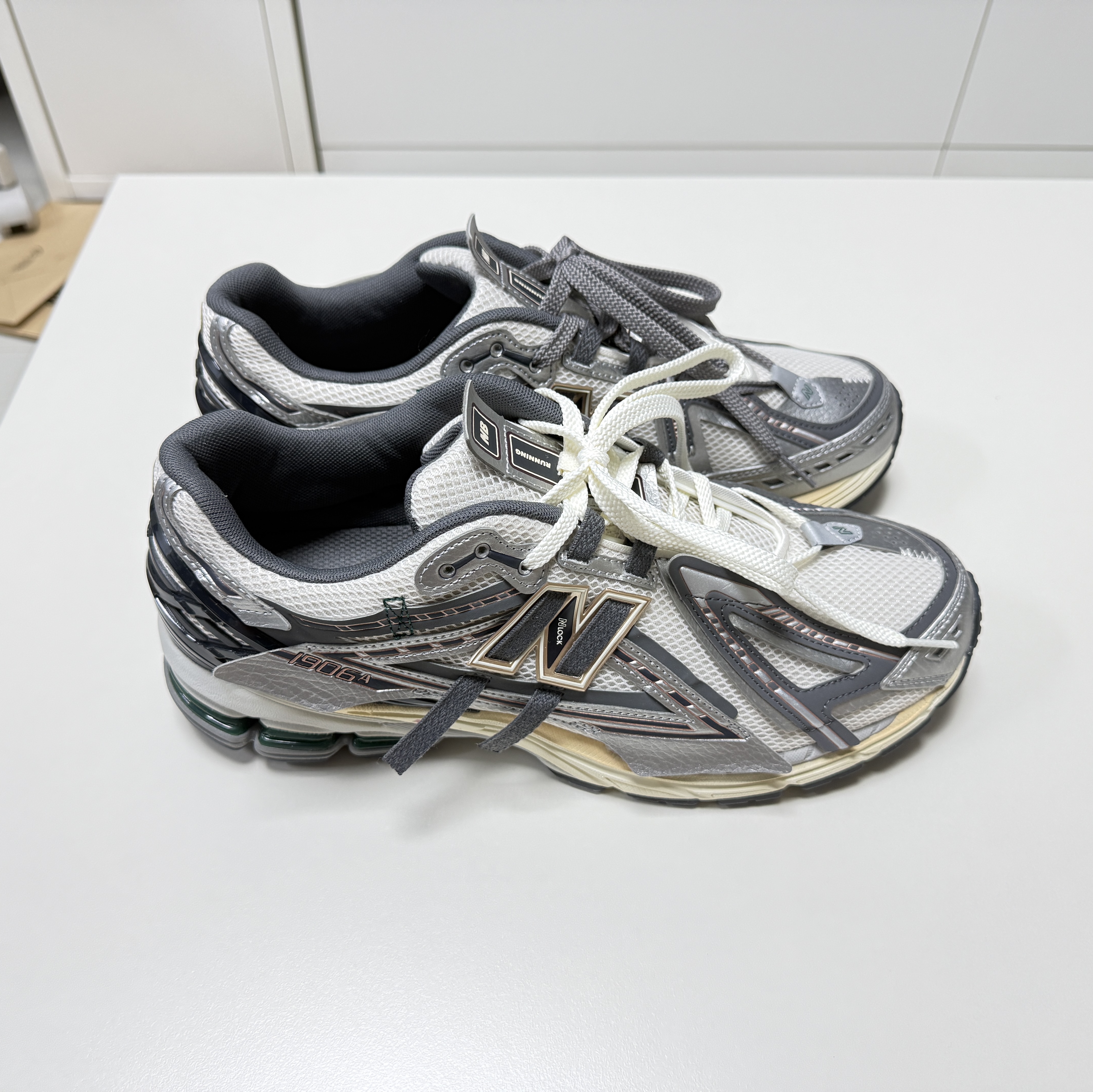 New Balance 1906A Silver Metallic Castlerock 착용 스타일 - 2