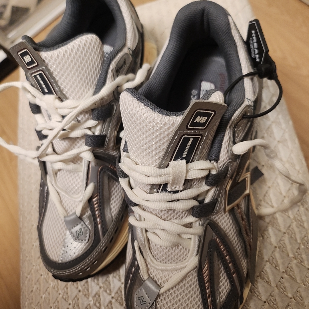 New Balance 1906A Silver Metallic Castlerock 착용 스타일 - 2