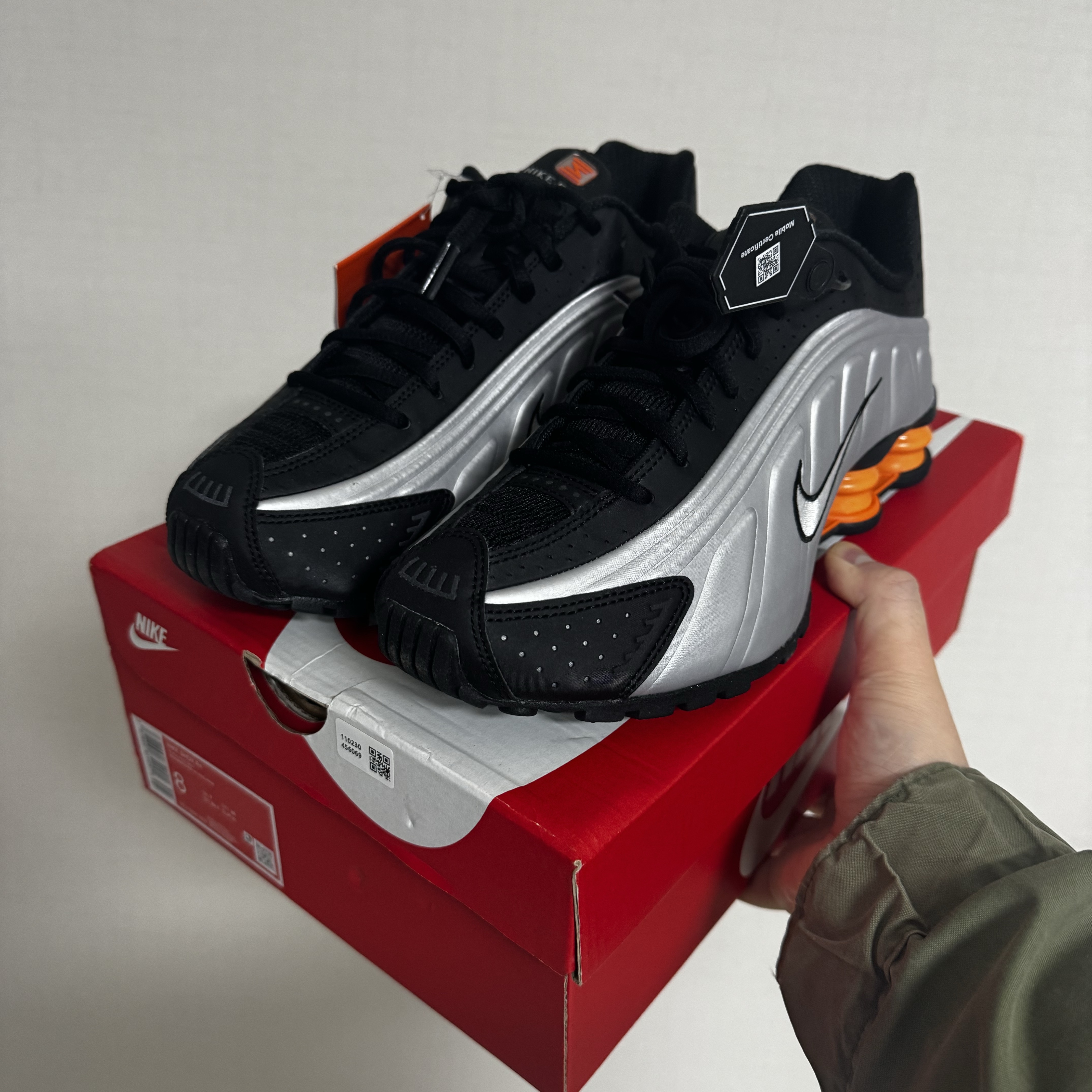 Nike Shox R4 Black Vast Grey 착용 스타일