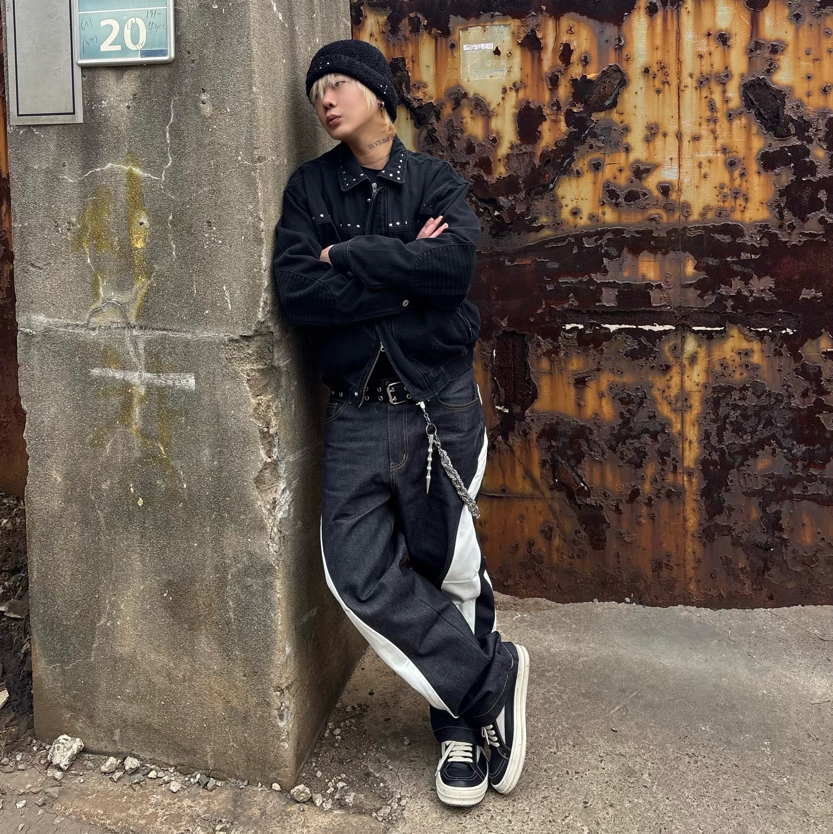 Rick Owens Lido Vintage Sneakers Black Milk, INSANE GARAGE Insane Rivet Washed Denim Jacket_Black 착용 스타일 - 2