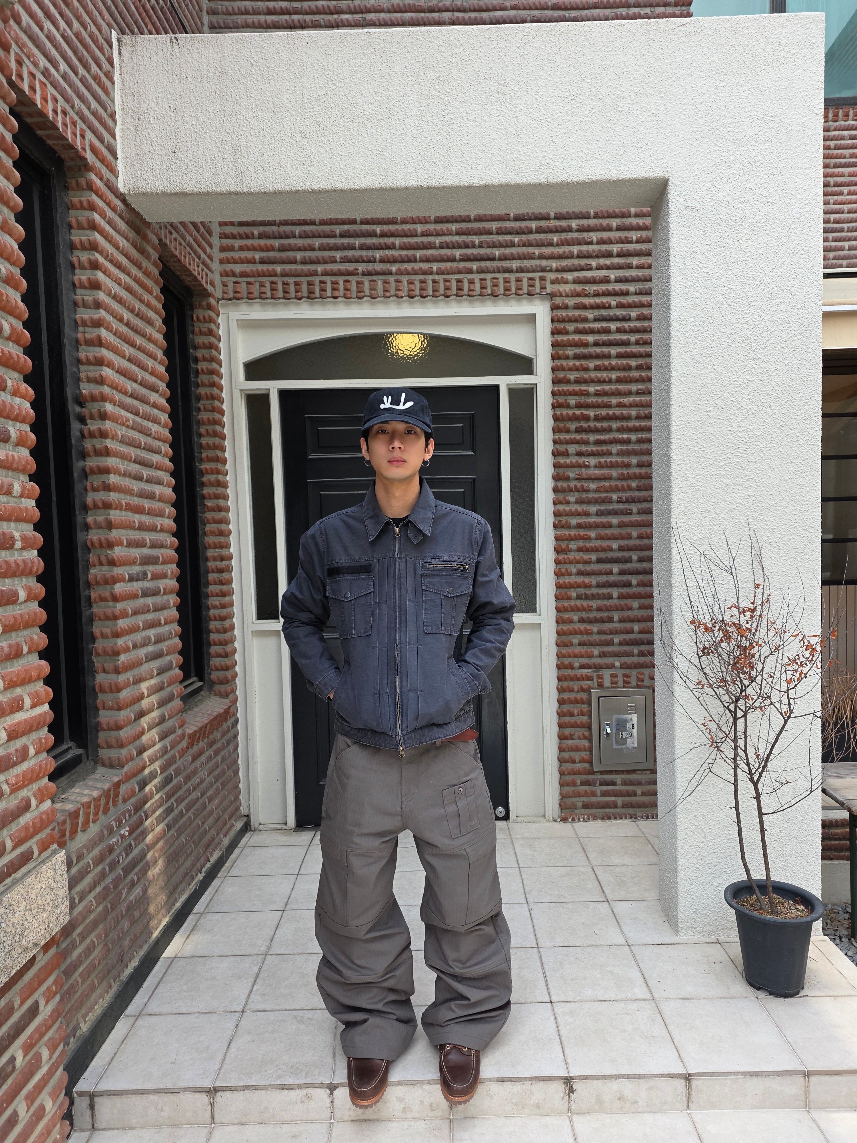 CHOWOO Vintage Washed 5 Pockets Work Jacket Washed Navy, CHOWOO 4 Panel Cargo Pockets Herringbone Twill Pants Khaki 착용 스타일 - 3