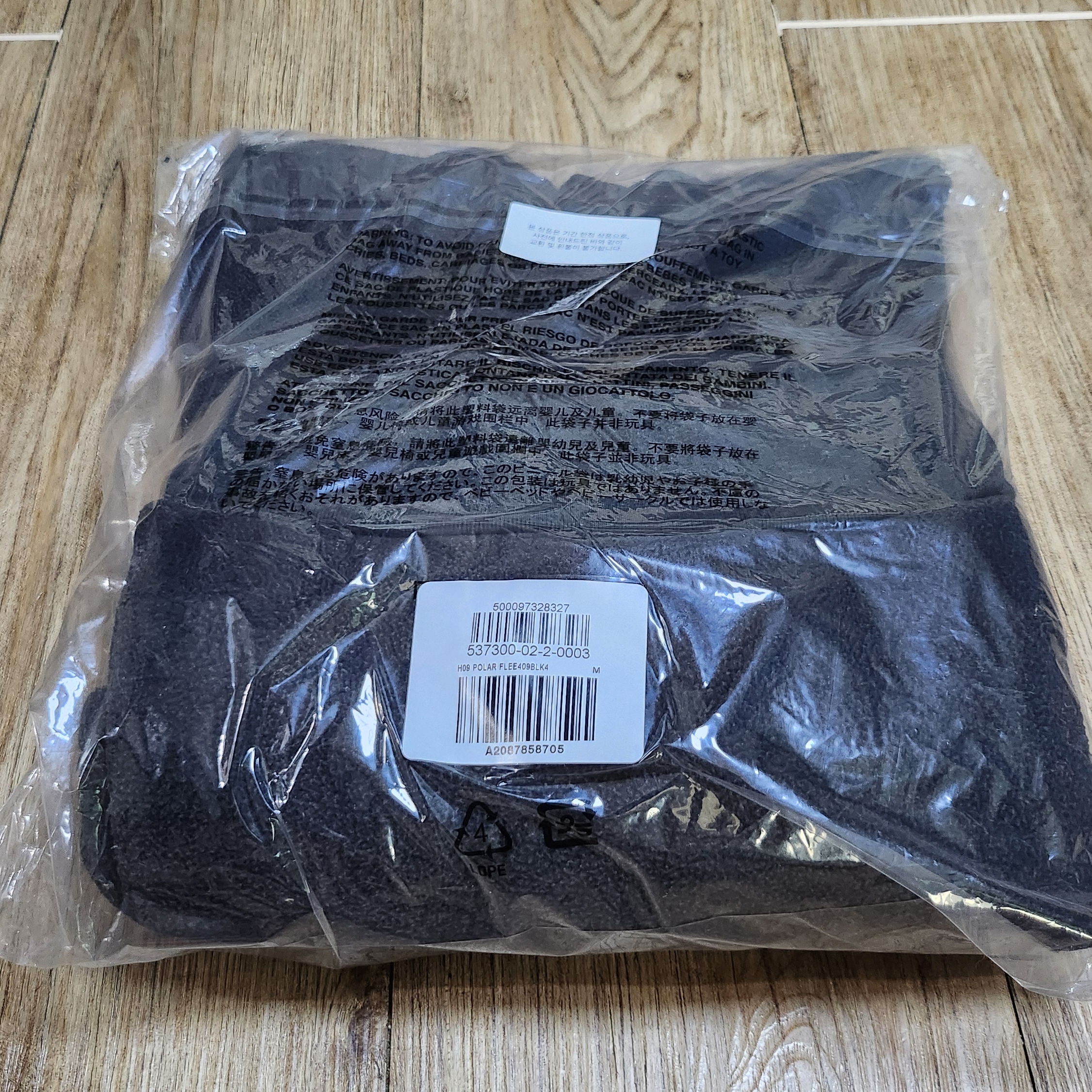 Yeezy Gap Polar Fleece Regular Hoodie Black 착용 스타일 - 3