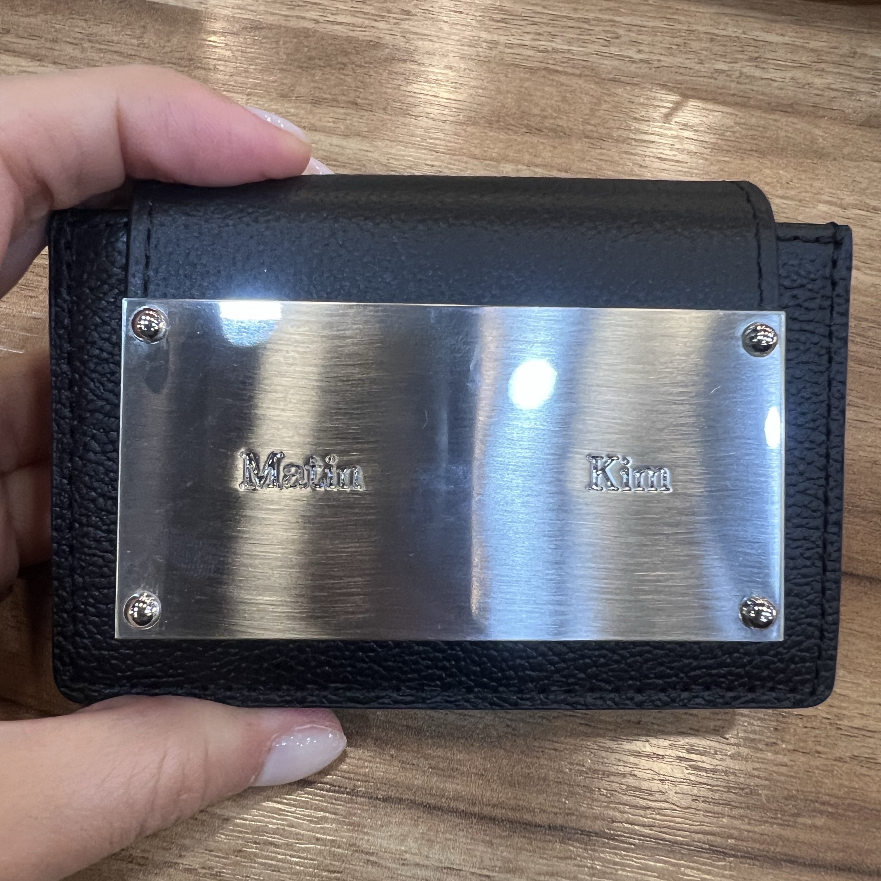 Matin Kim Accordion Wallet Black 착용 스타일