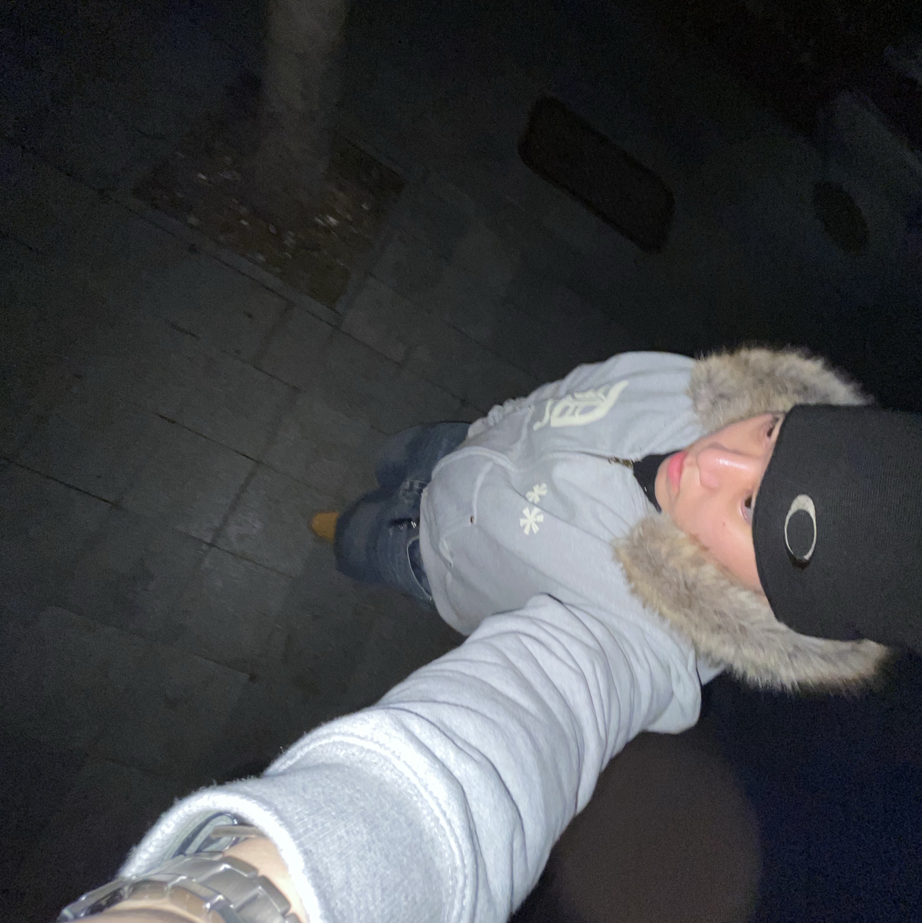 AMOU Fur Hoodie Zip Up Gray, Oakley Tactical Beanie Black 착용 스타일