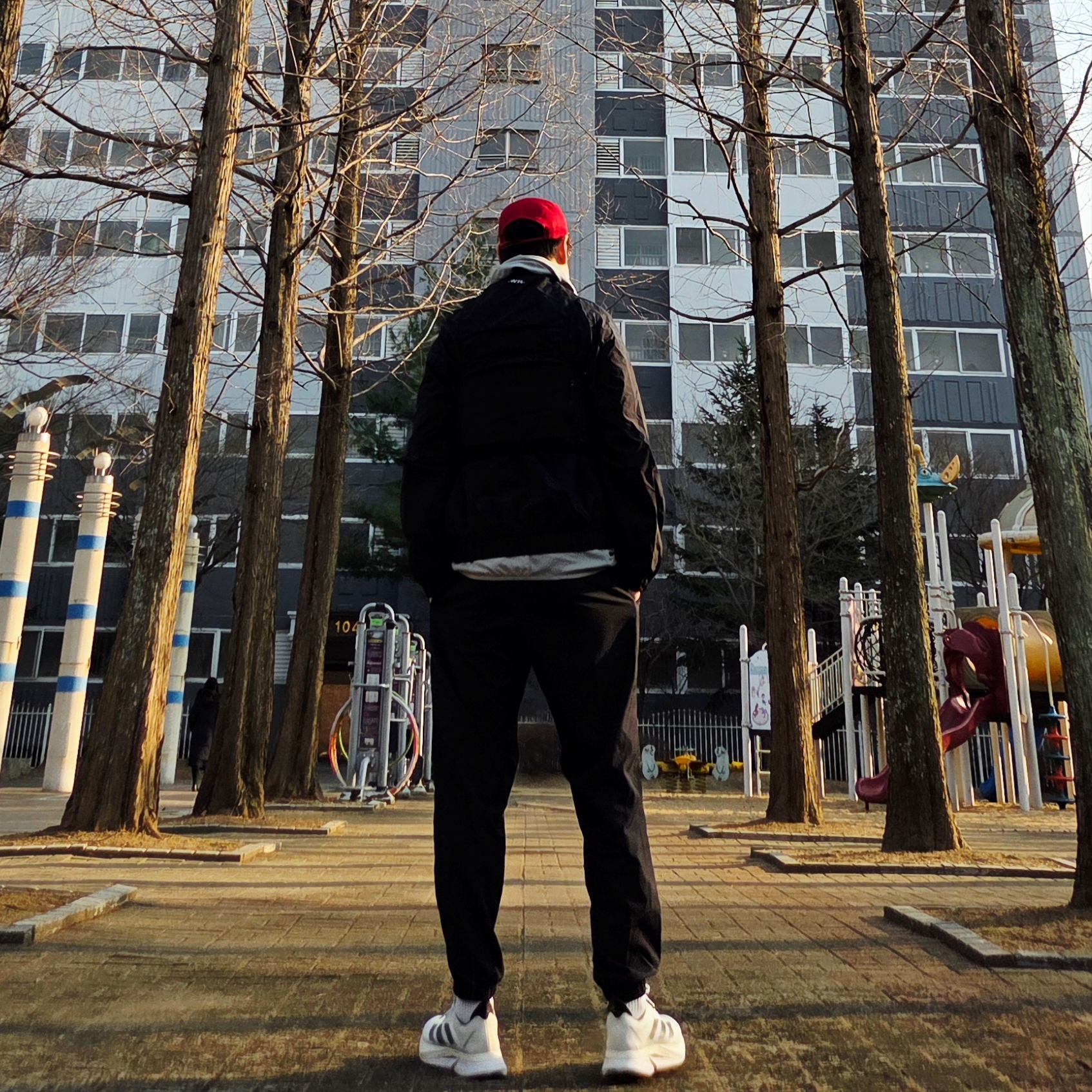 [KREAM 단독] runwhither Light Hoodie Sleeve Light Khaki, [KREAM 단독] runwhither Mesh Cap Red 착용 스타일 - 4