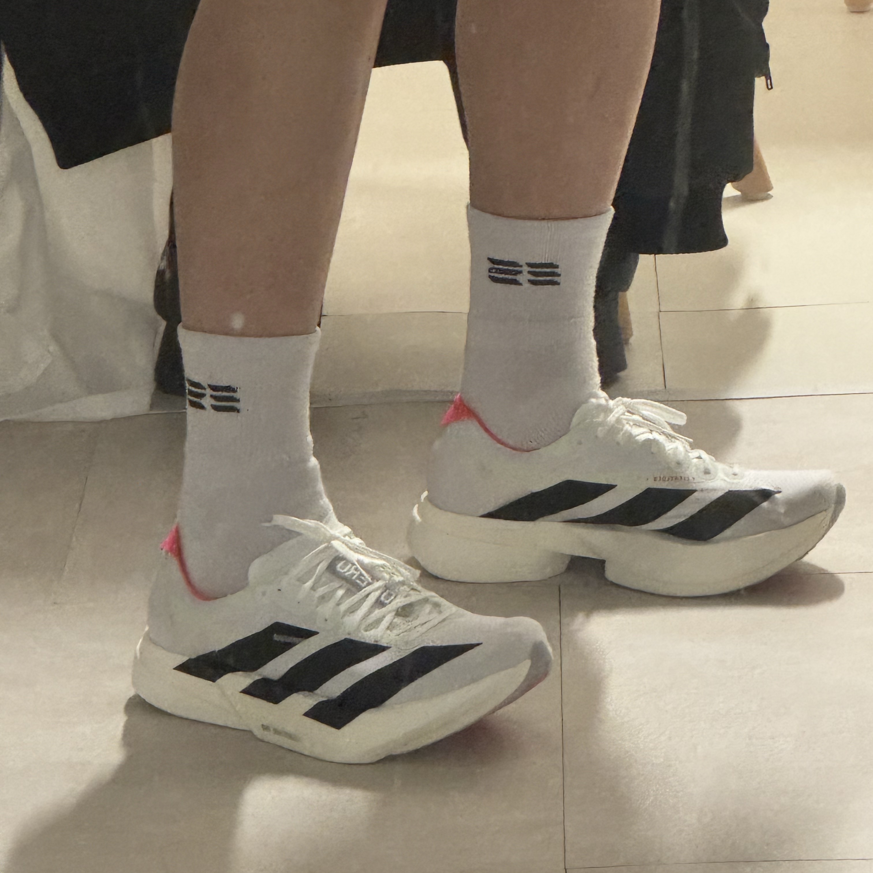 Adidas Adizero Adios Pro 4 Cloud White Core Black 착용 스타일 - 2