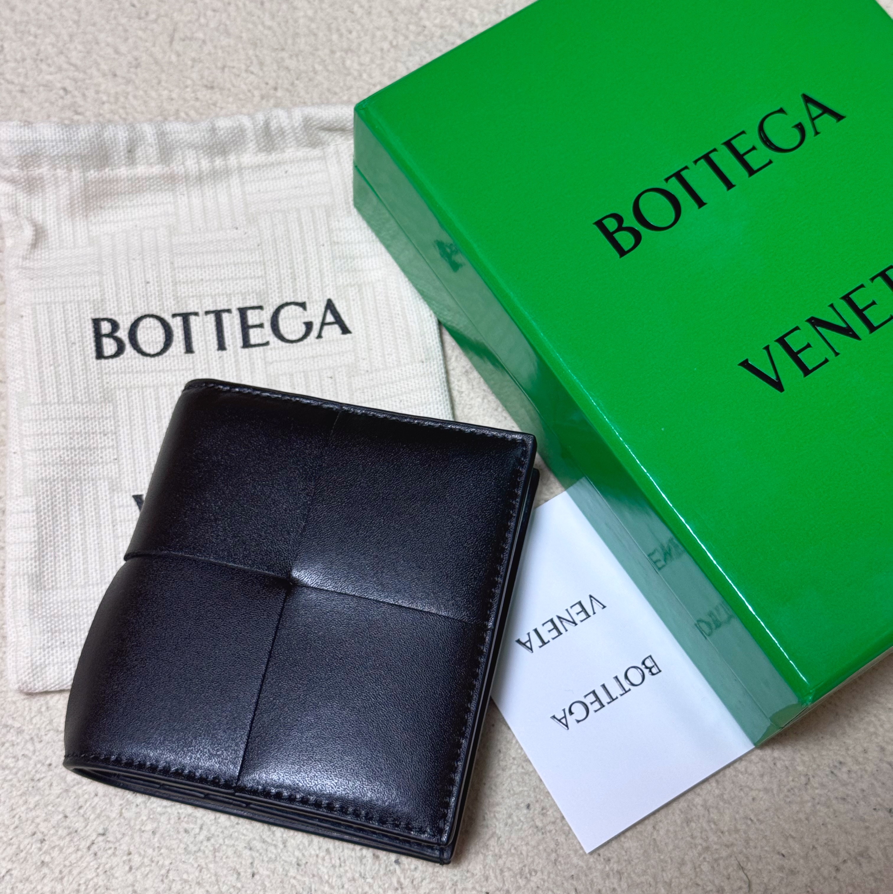 Bottega Veneta Intrecciato Cassette Slim Bi-Fold Wallet Black 착용 스타일