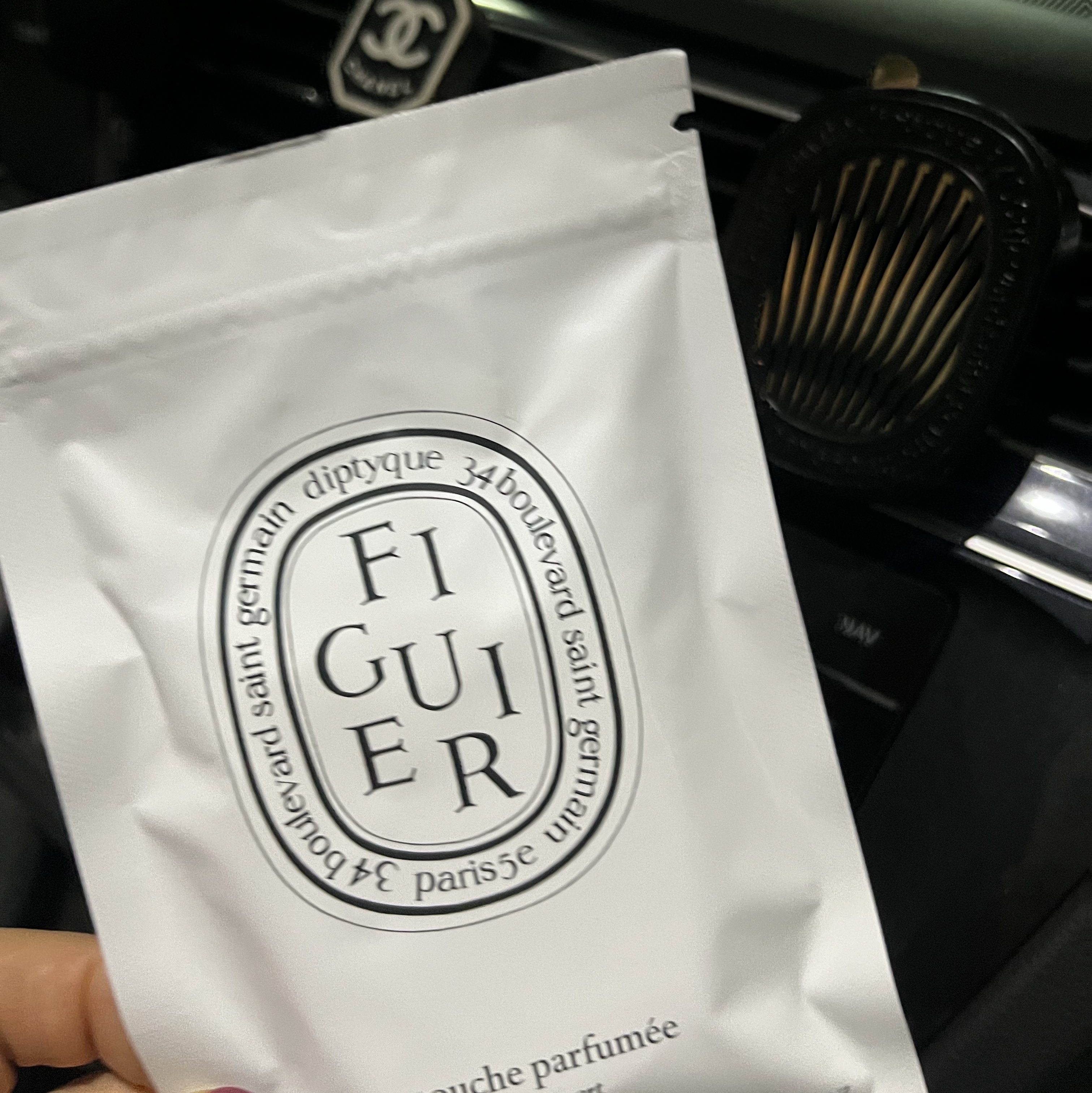 Diptyque Car Diffuser Case & Refill Capsule Set Figuier 착용 스타일