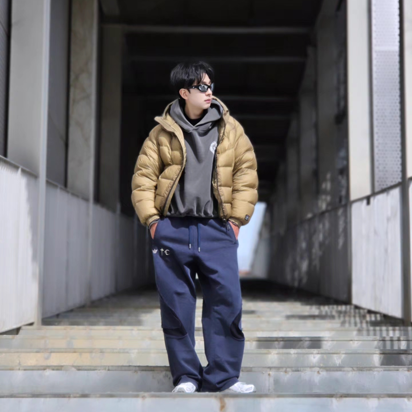 Punch Drunk Parties Circle Logo Garment Dyed Hoodie Charcoal, Adidas x Thug Club Teamgeist Sweatpants Night Indigo - KR Sizing 착용 스타일 - 3