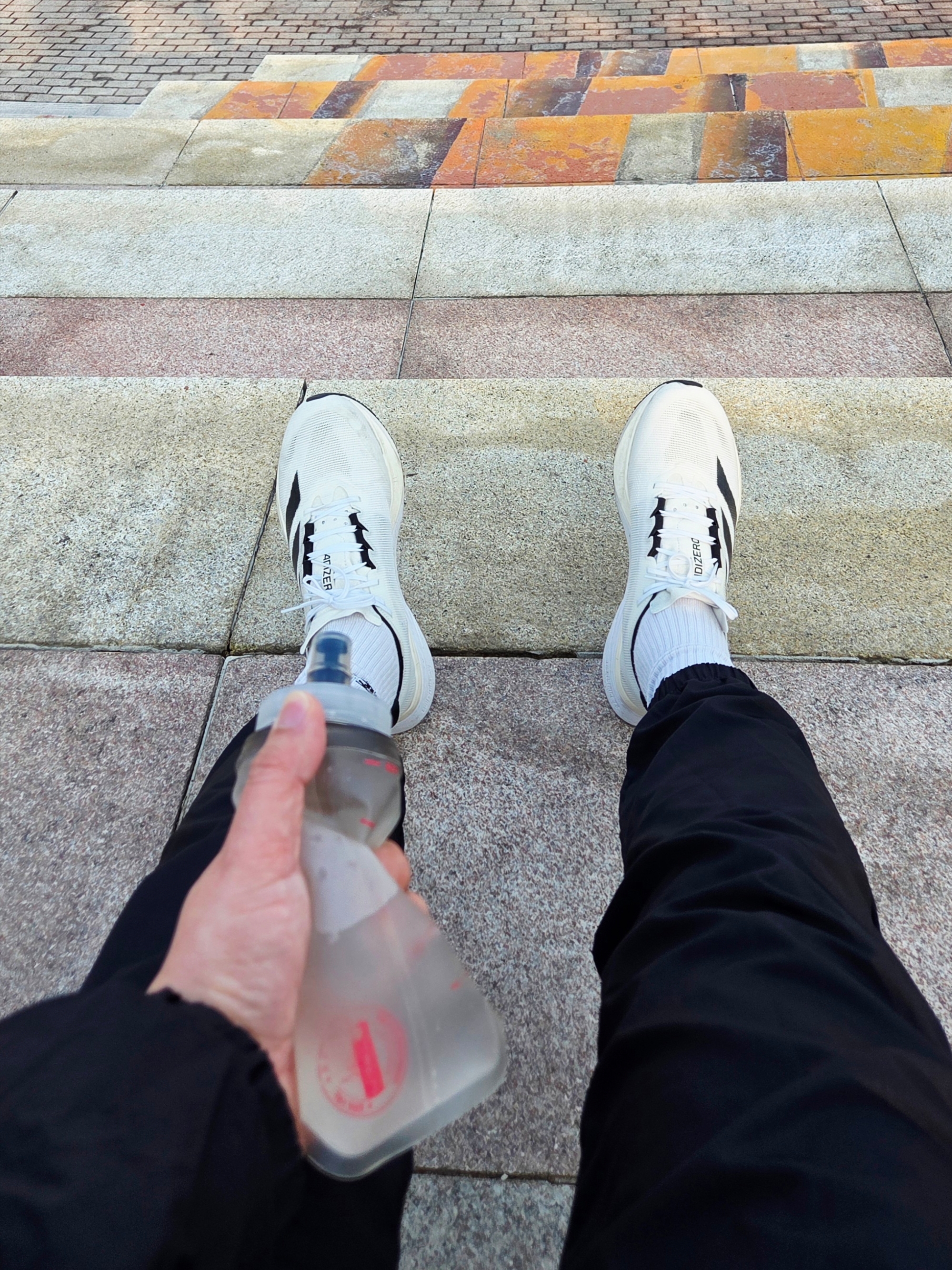 [KREAM 단독] runwhither Mesh Cap Red, [KREAM 단독] runwhither Light Hoodie Sleeve Light Khaki 착용 스타일 - 2