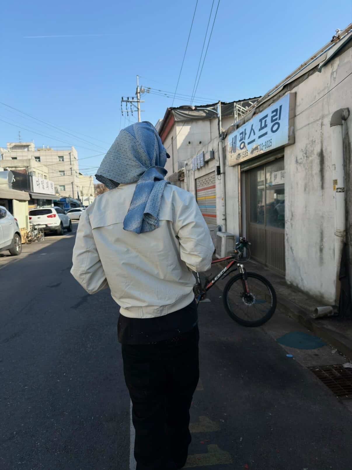 BLR Curved Line Flight Jacket Ivory 착용 스타일