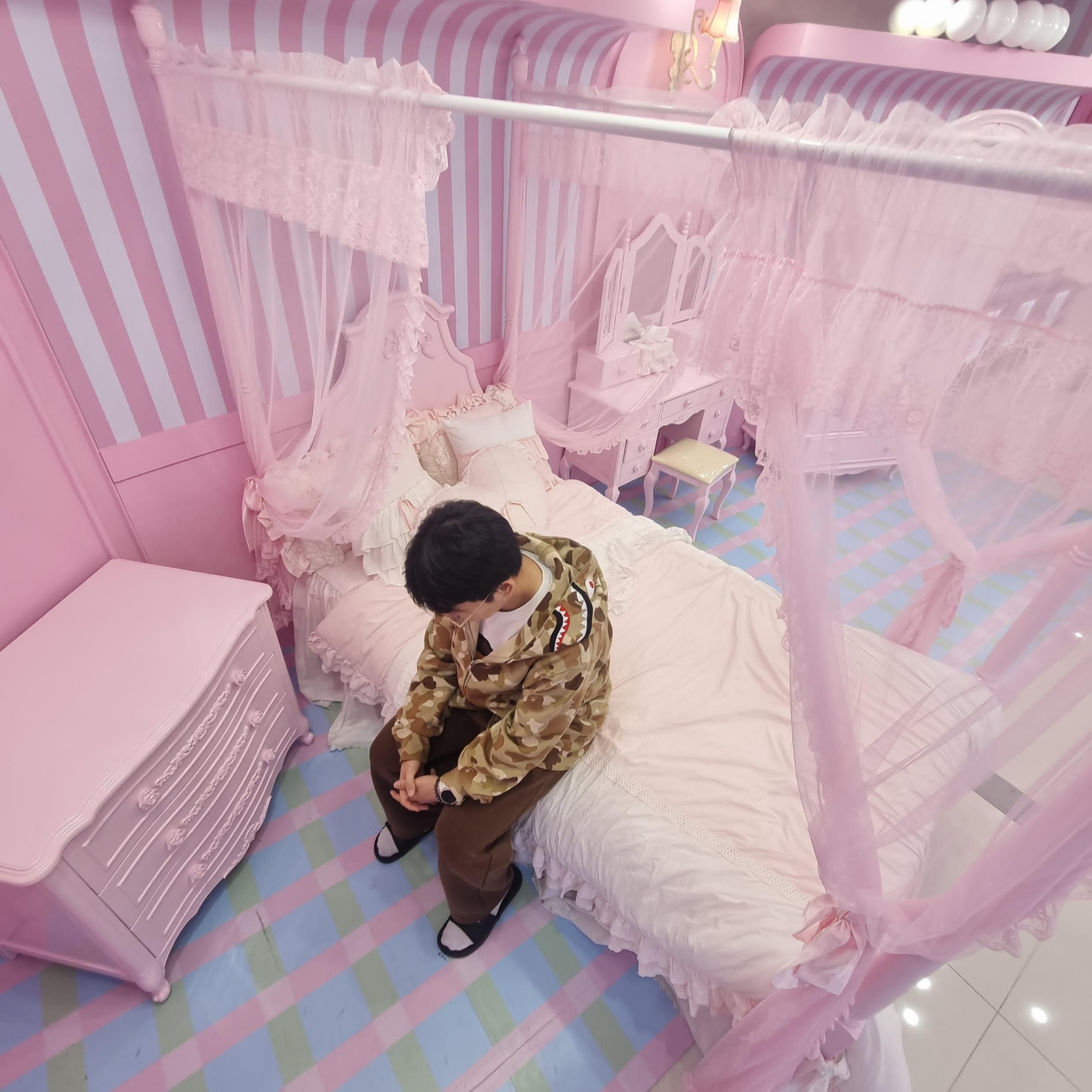 BAPE Gradation Camo Shark Full Zip Hoodie Beige, BAPE ABC Camo Baby Milo Juice Summer T-Shirt White 착용 스타일