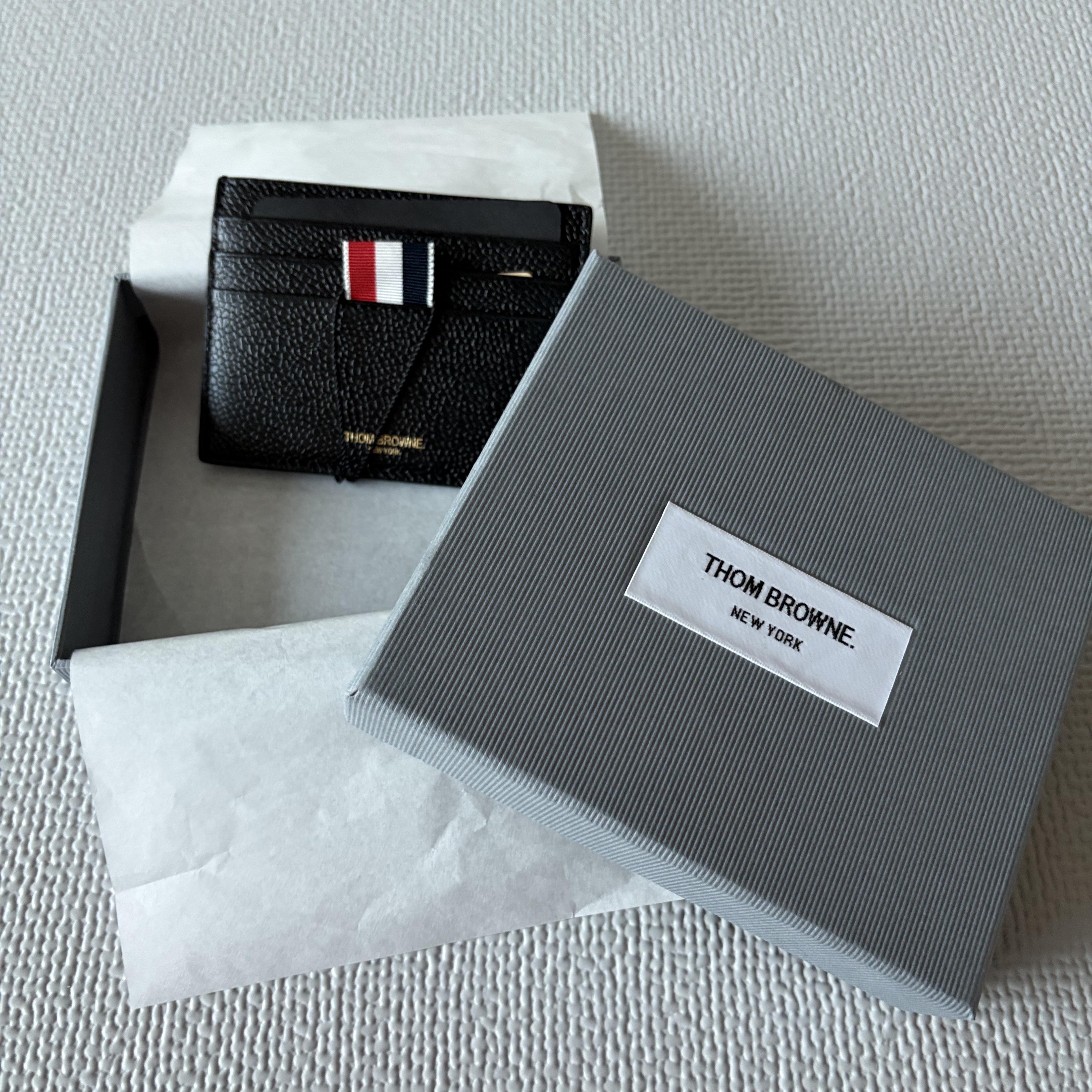 Thom Browne Pebble Grain Leather Stripe Note Compartment Card Holder Black 착용 스타일