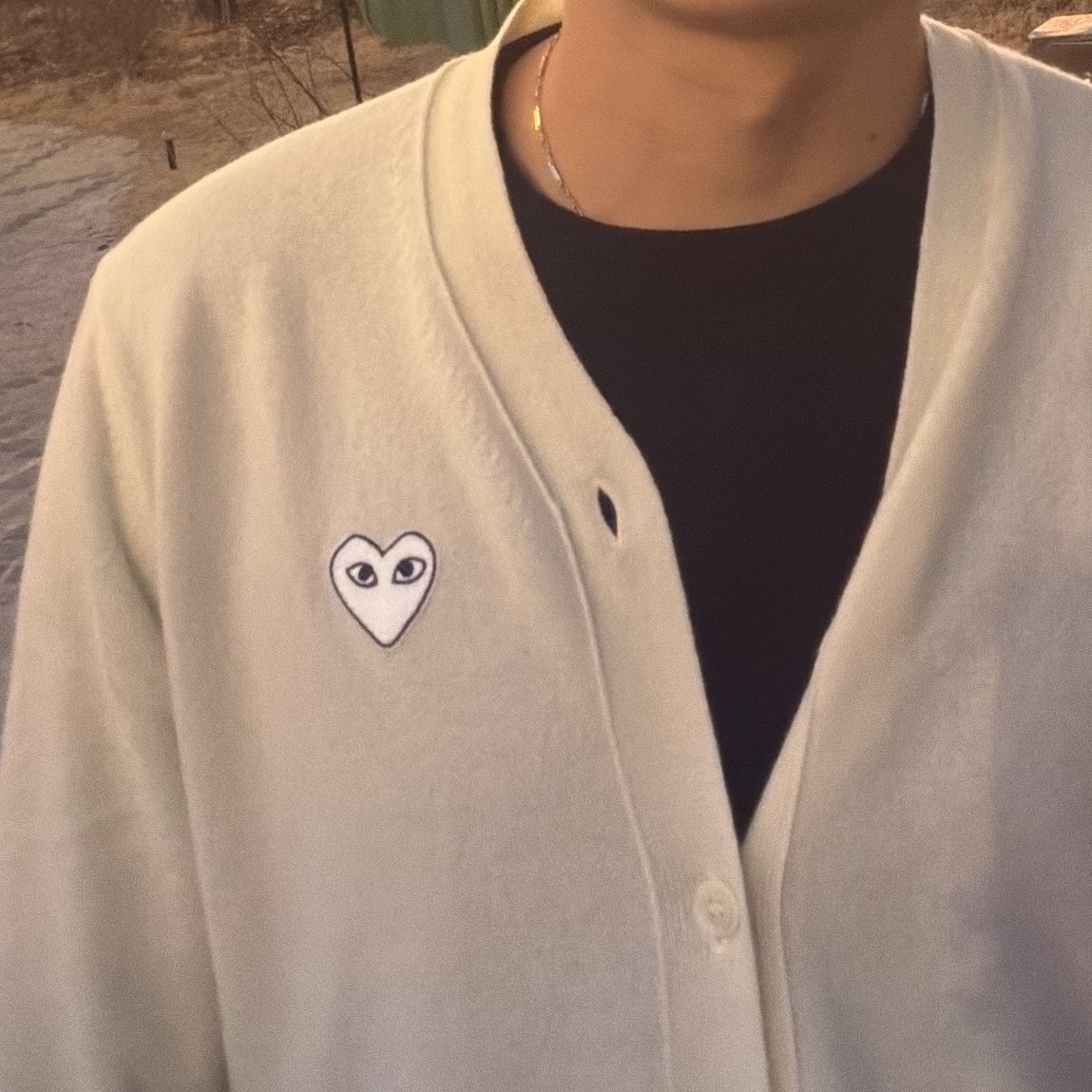 Play Comme des Garcons White Heart Knit Cardigan Natural 착용 스타일