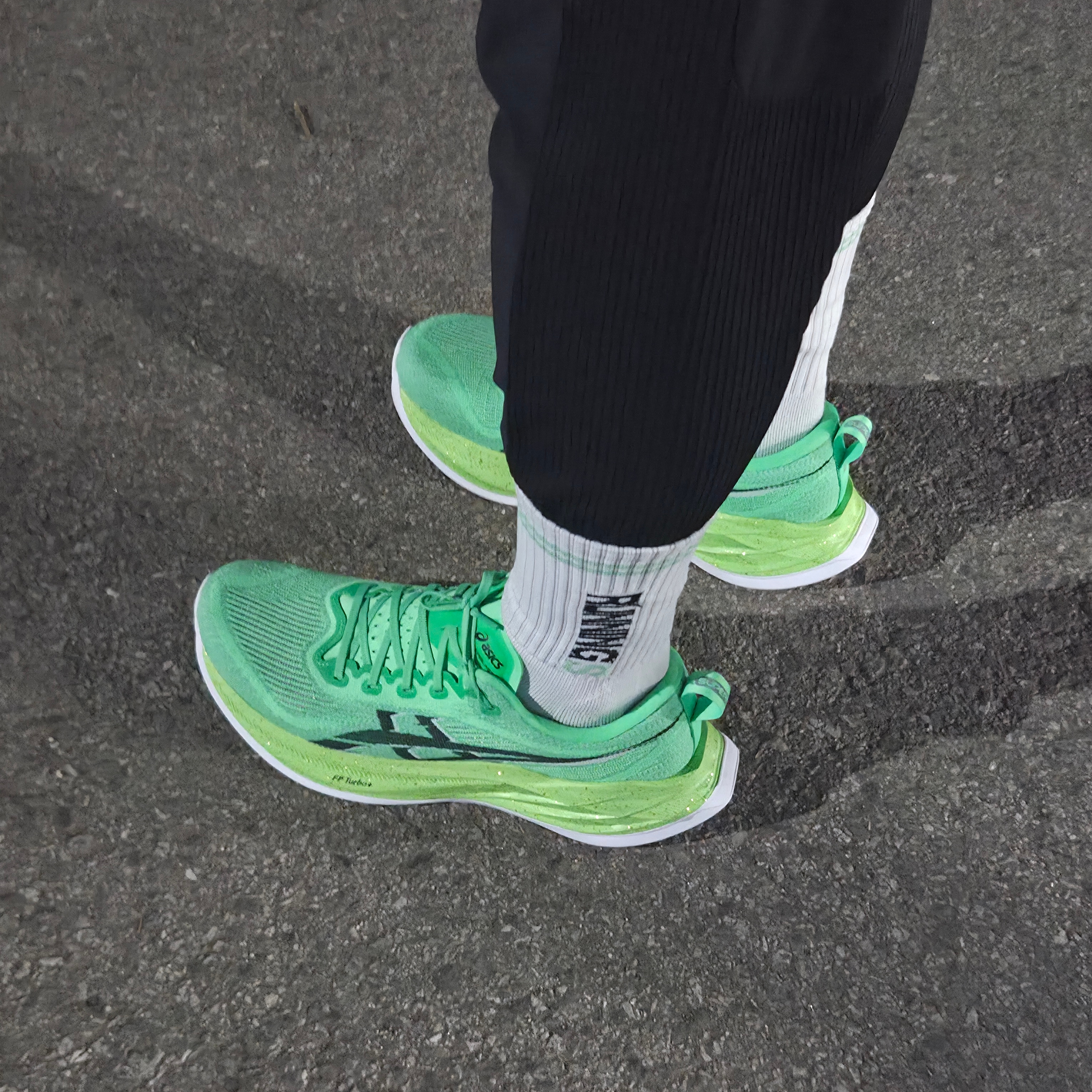 Asics Superblast 2 Ekiden Vital Green Black 착용 스타일