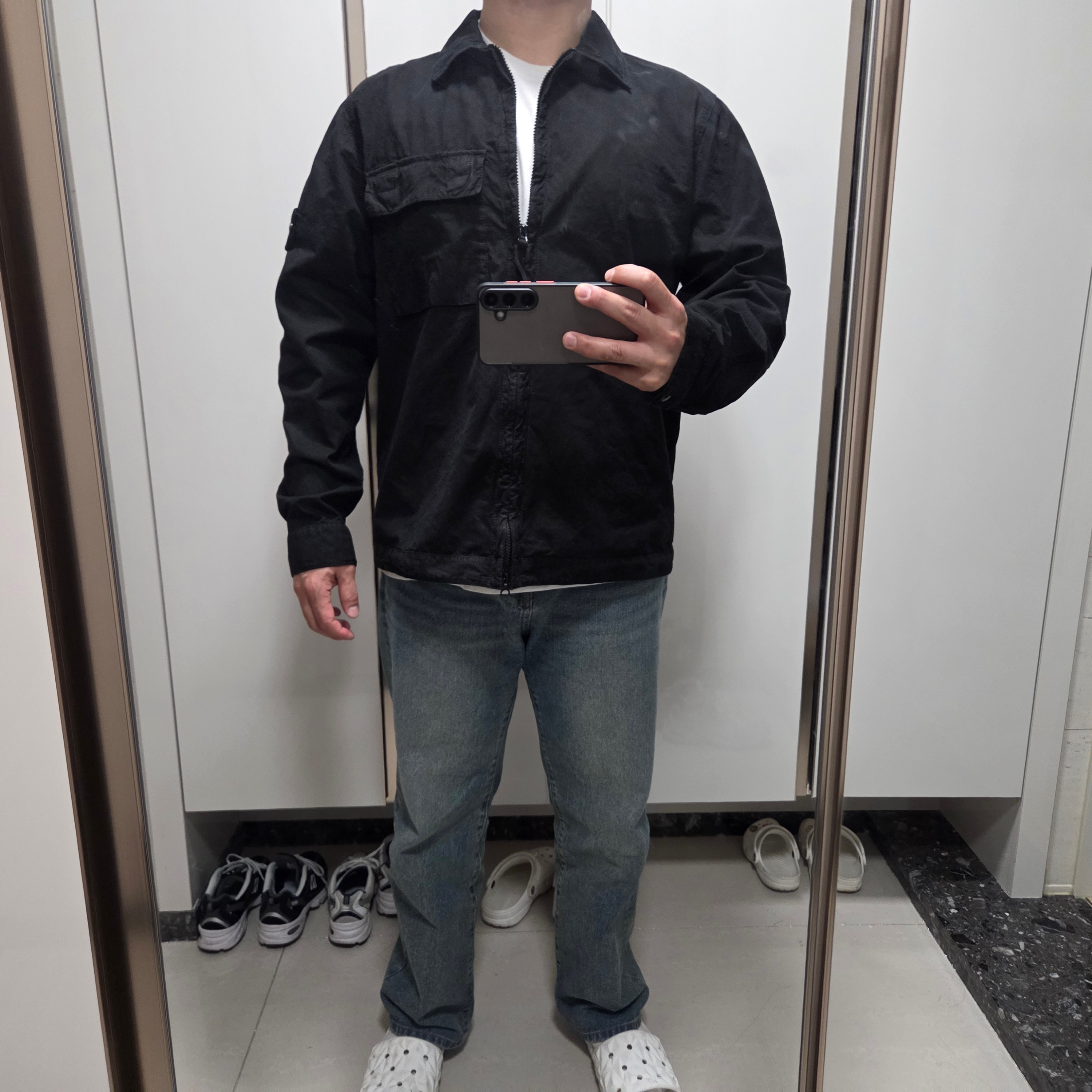Stone Island 1200008 Brushed Organic Cotton Canvas Old Effect Regular Fit Zip Up Overshirt with Pockets Black - 26SS 착용 스타일 - 1