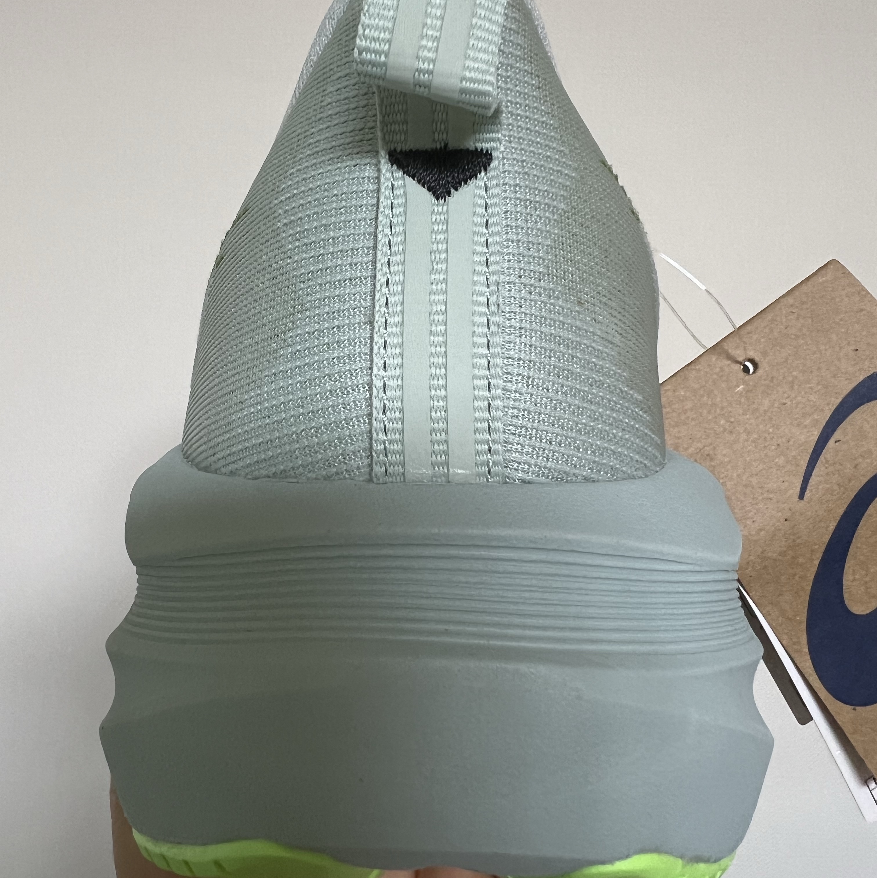 Asics Novablast 5 Cold Moss Light Orange 착용 스타일 - 3