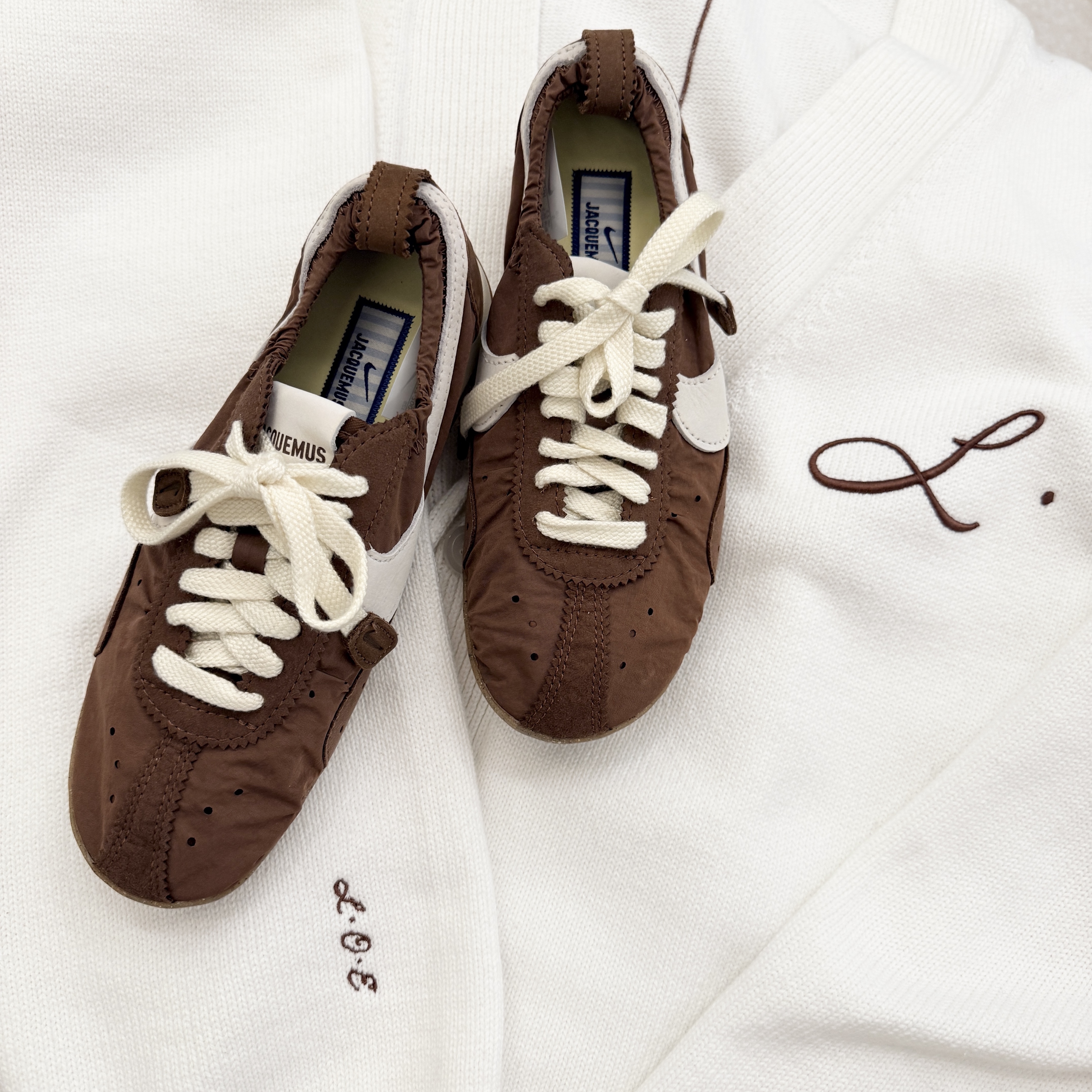 Nike x Jacquemus Moon Shoe SP Fauna Brown Cashmere, Nike x Jacquemus Moon Shoe SP Aluminum Pink Sail 착용 스타일 - 4