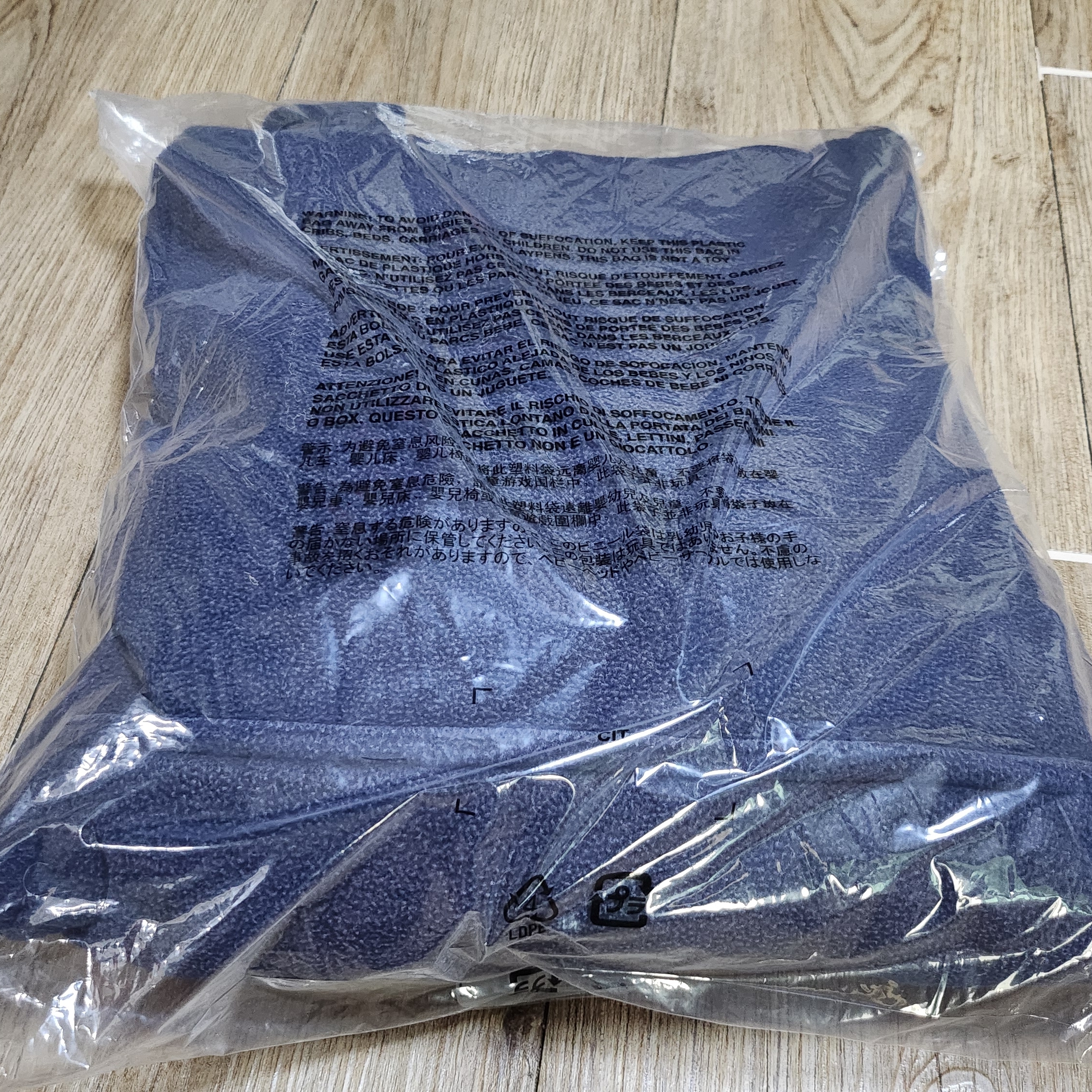 Yeezy Gap Polar Fleece Regular Hoodie Black 착용 스타일 - 4