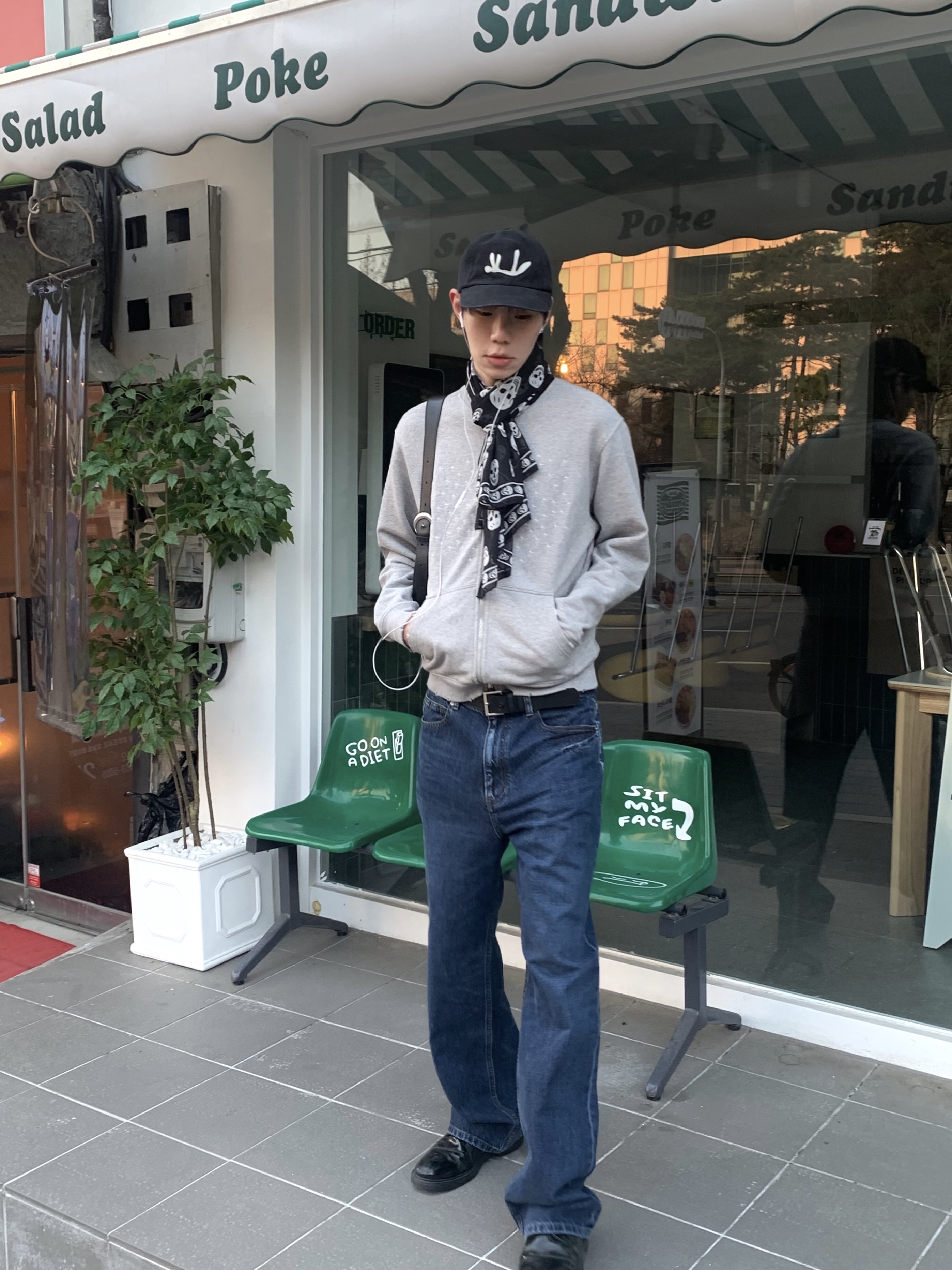 CHOWOO Loose Straight Biker Denim Pants Washed Navy 착용 스타일 - 1