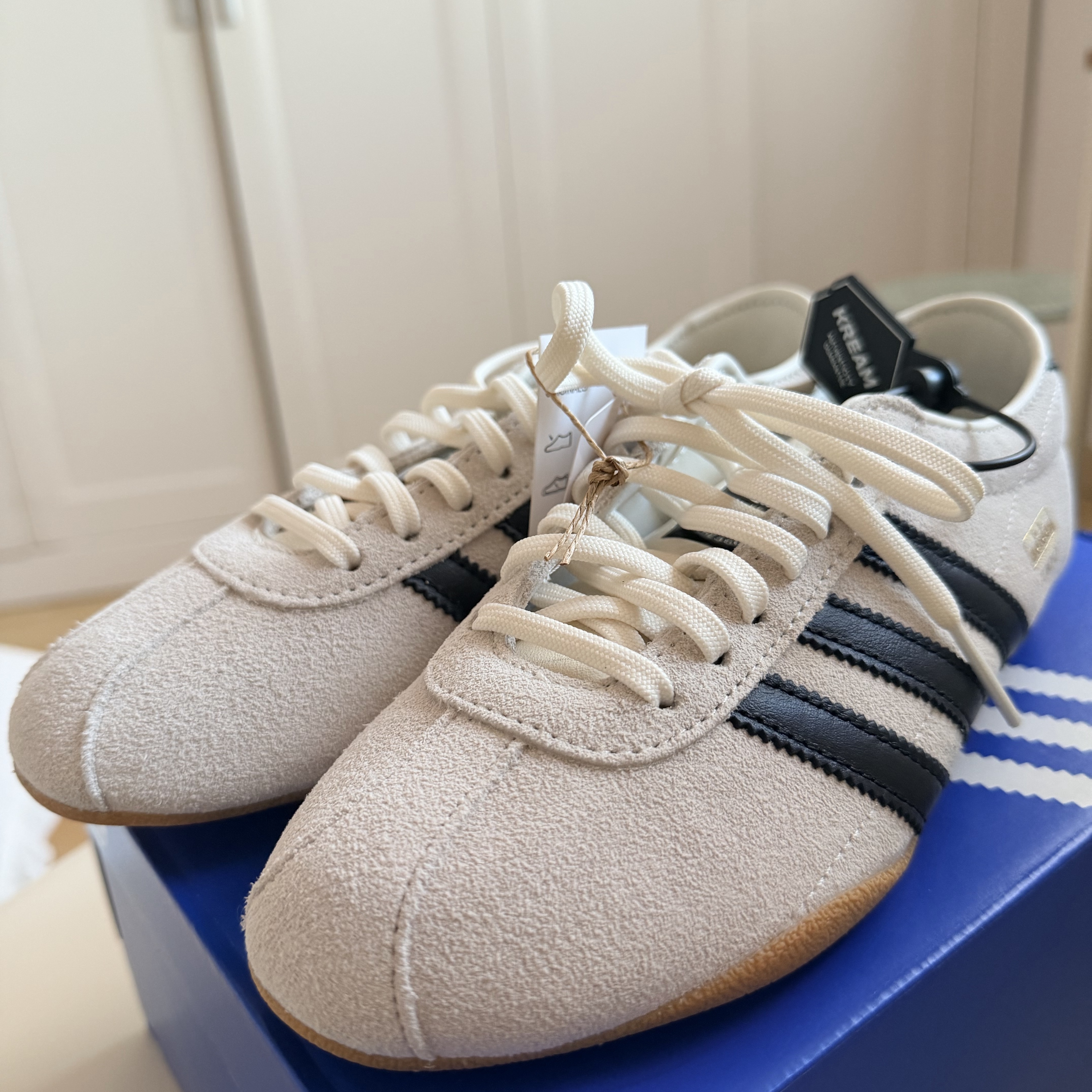 (W) Adidas Tokyo Off White Core Black 착용 스타일 - 2