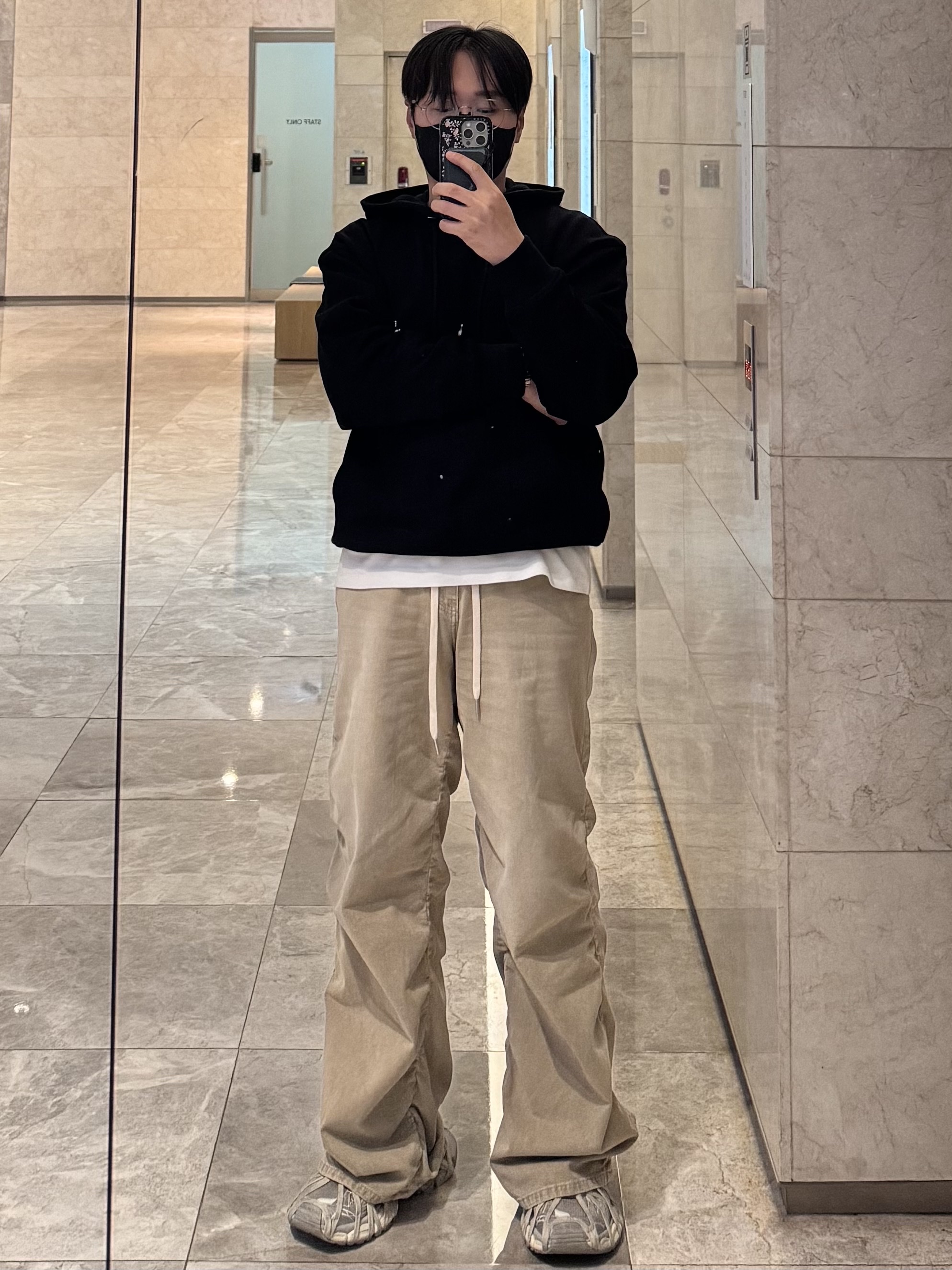 Balenciaga 3XL Extreme Lace Sneakers Egg Shell, Wooyoungmi Merry Go Round Back Logo Hooded T-Shirt Black - 26SS 착용 스타일 - 1