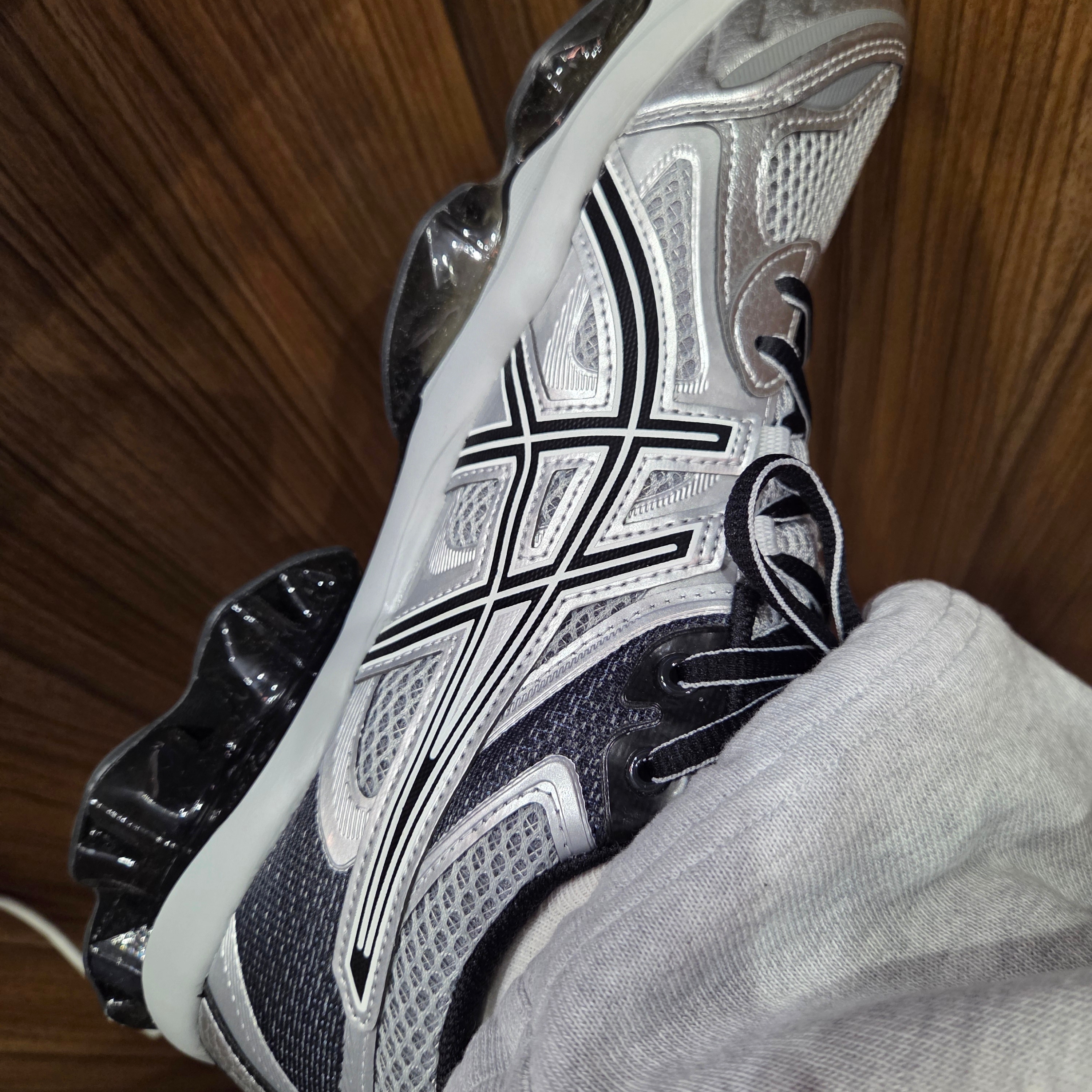 Asics Gel-Quantum Kinetic Mid Grey Pure Silver 착용 스타일 - 1