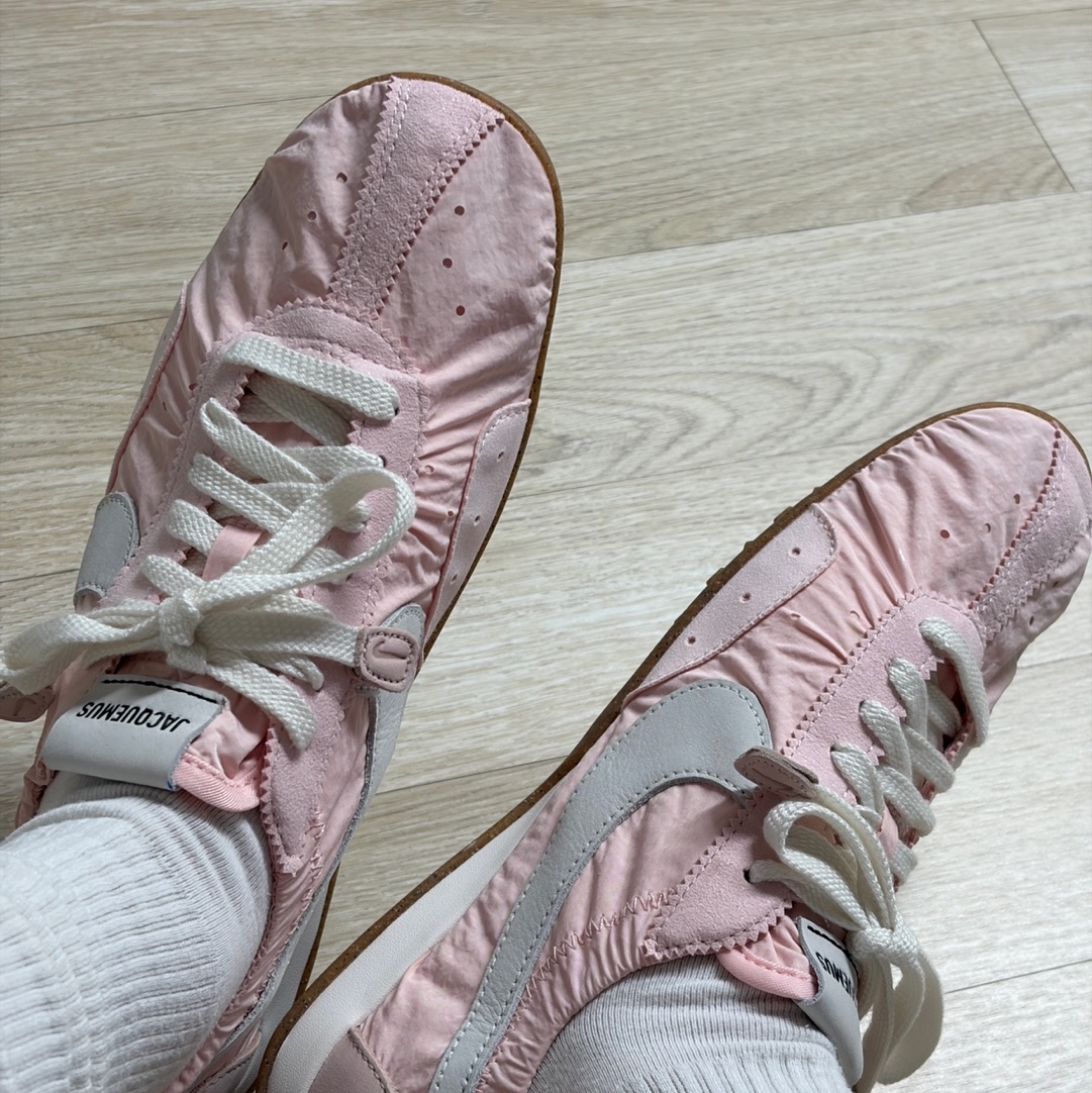 Nike x Jacquemus Moon Shoe SP Aluminum Pink Sail 착용 스타일