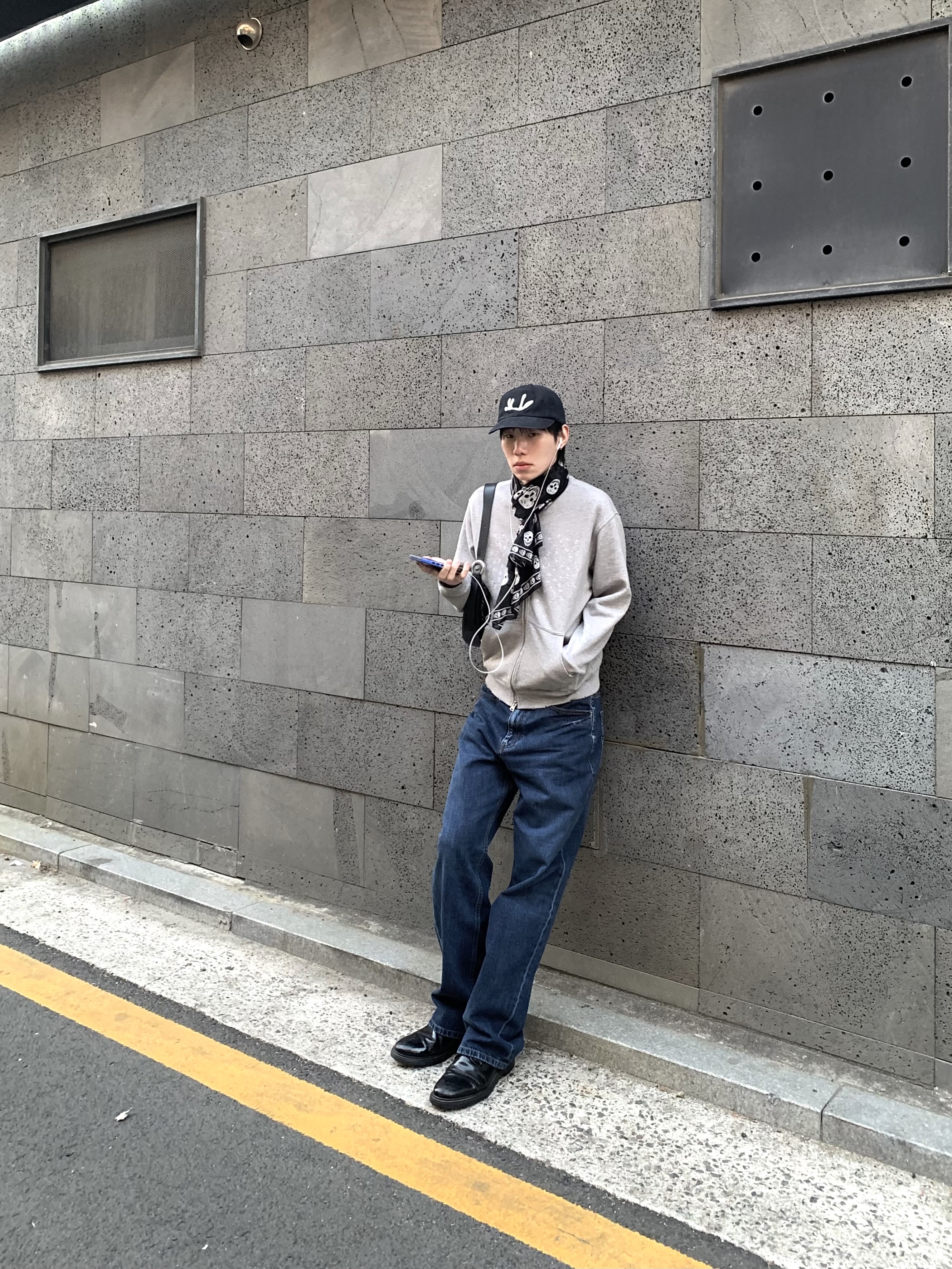 CHOWOO Loose Straight Biker Denim Pants Washed Navy 착용 스타일 - 3