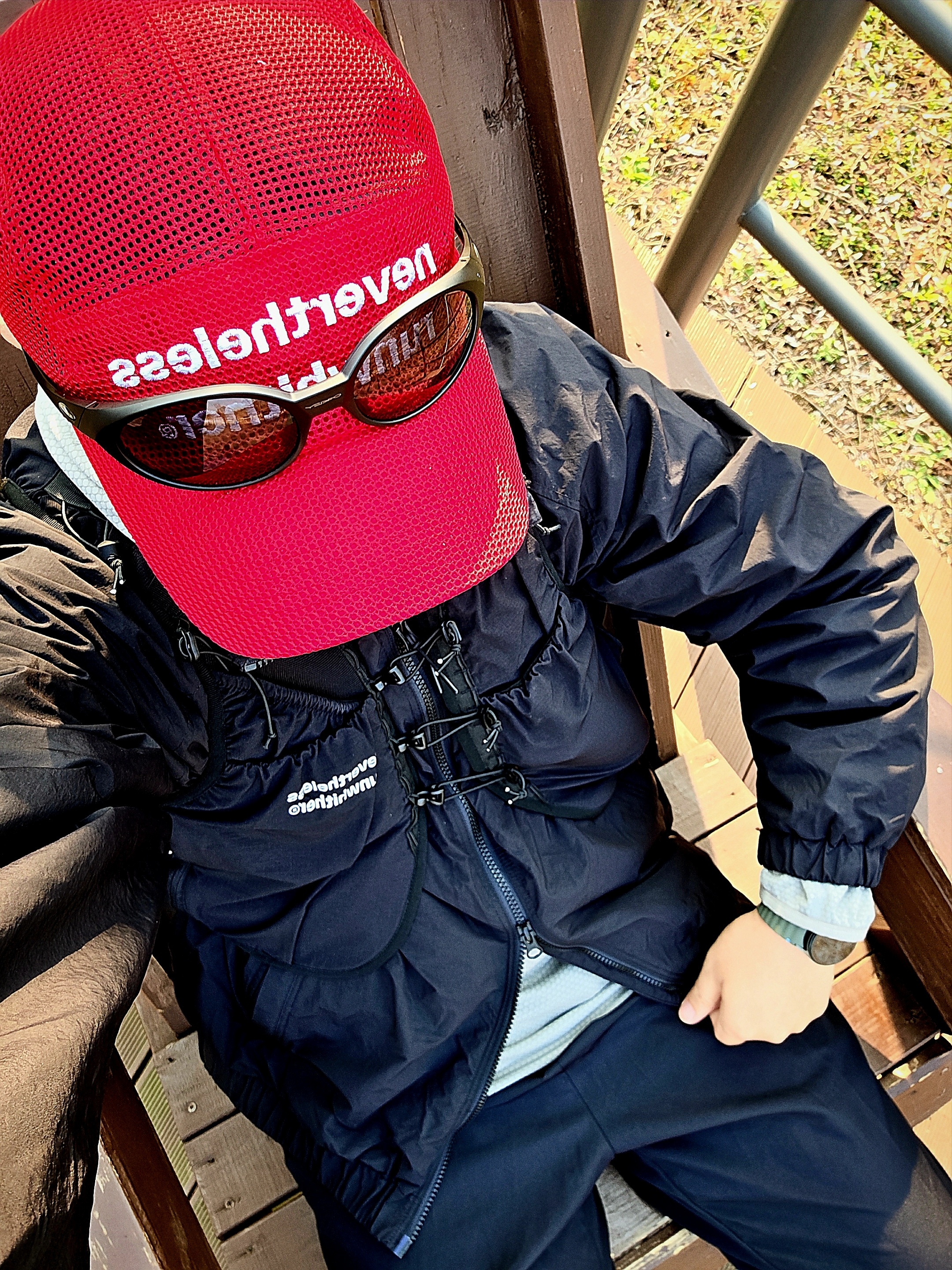 [KREAM 단독] runwhither Mesh Cap Red, [KREAM 단독] runwhither Light Hoodie Sleeve Light Khaki 착용 스타일 - 1