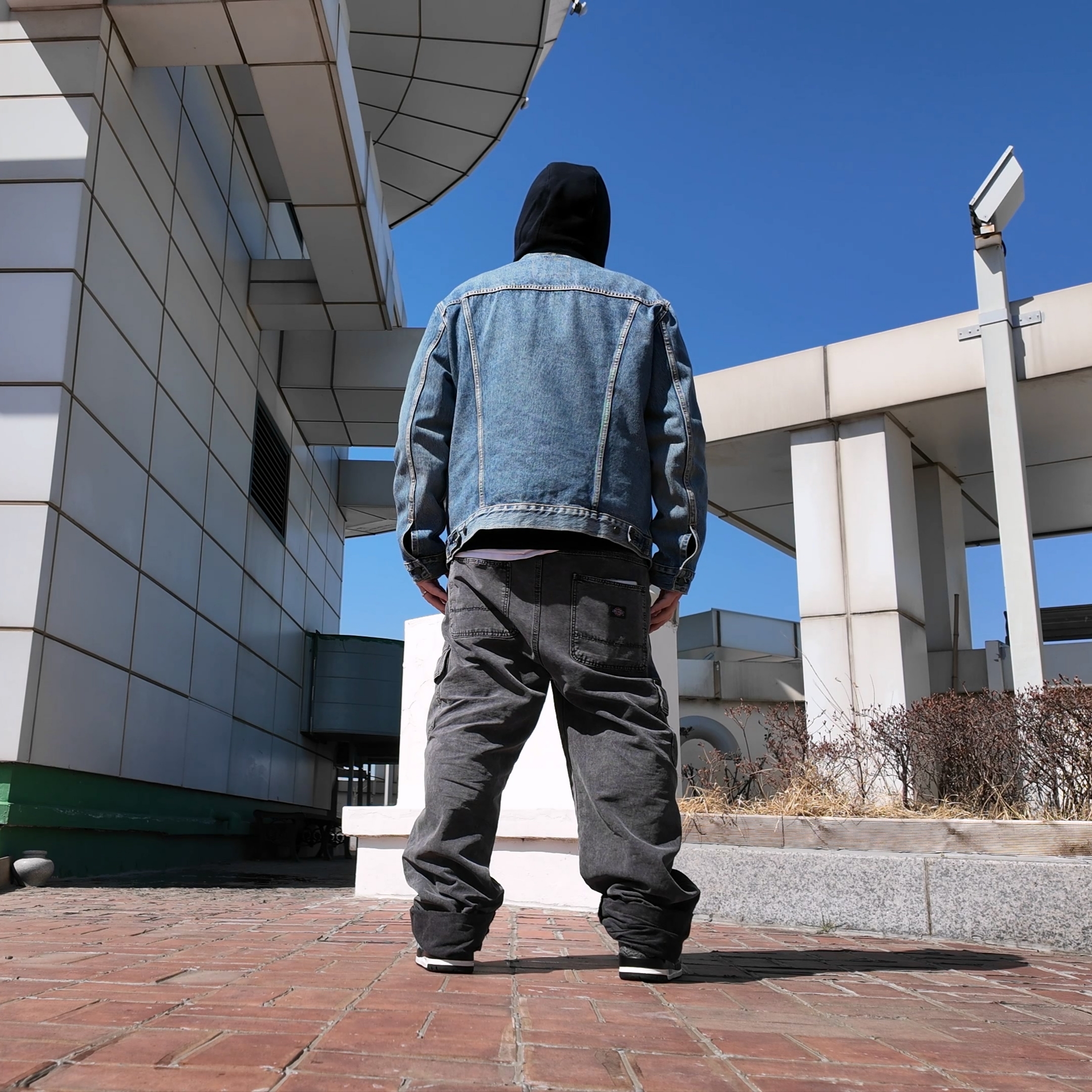 Jordan 3 x Levi’s Indigo and Gym Red 착용 스타일 - 5