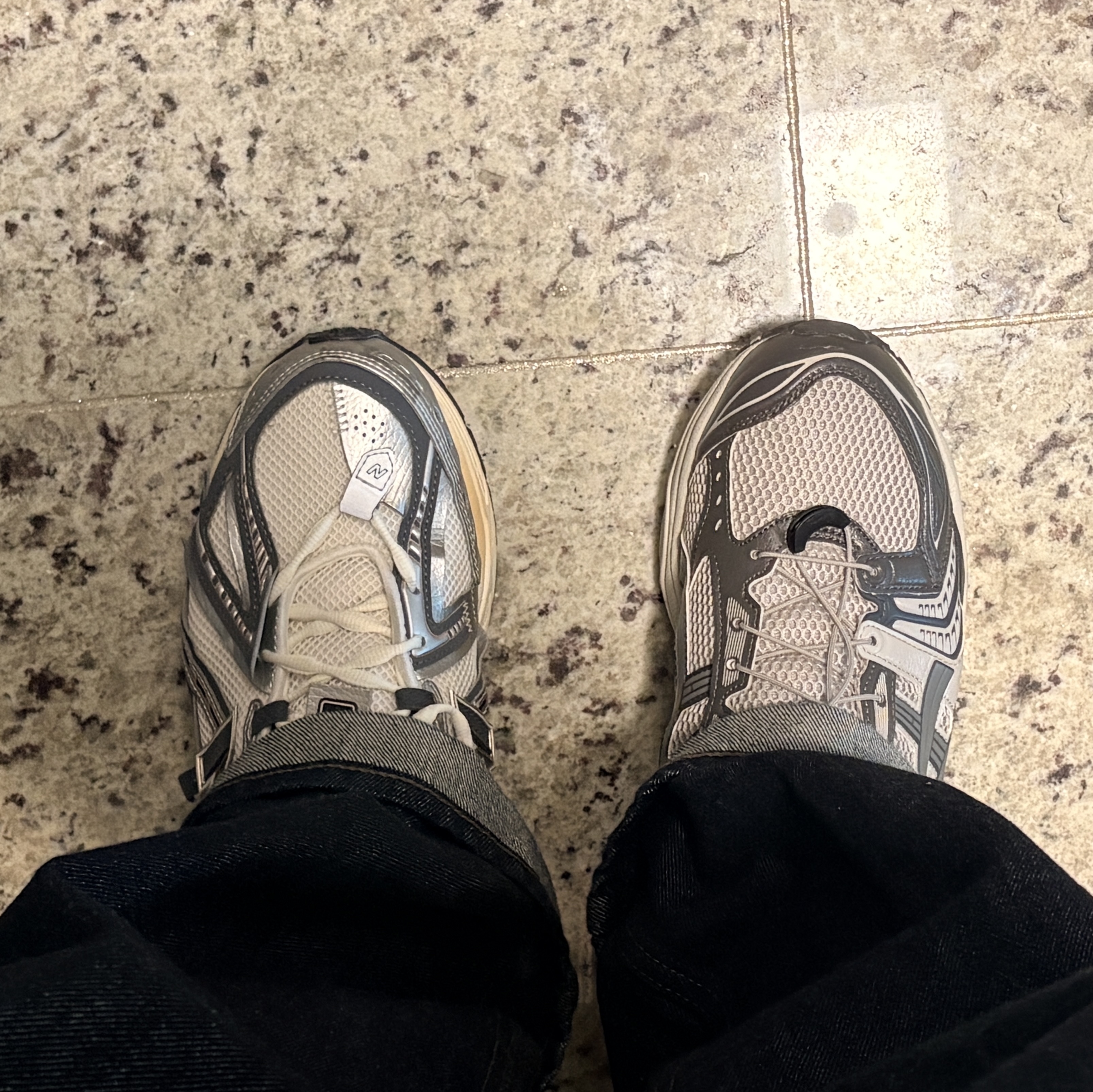 Asics Unlimited Gel-Kayano 14 Oyster Grey Clay Grey, New Balance 1906A Silver Metallic Castlerock 착용 스타일