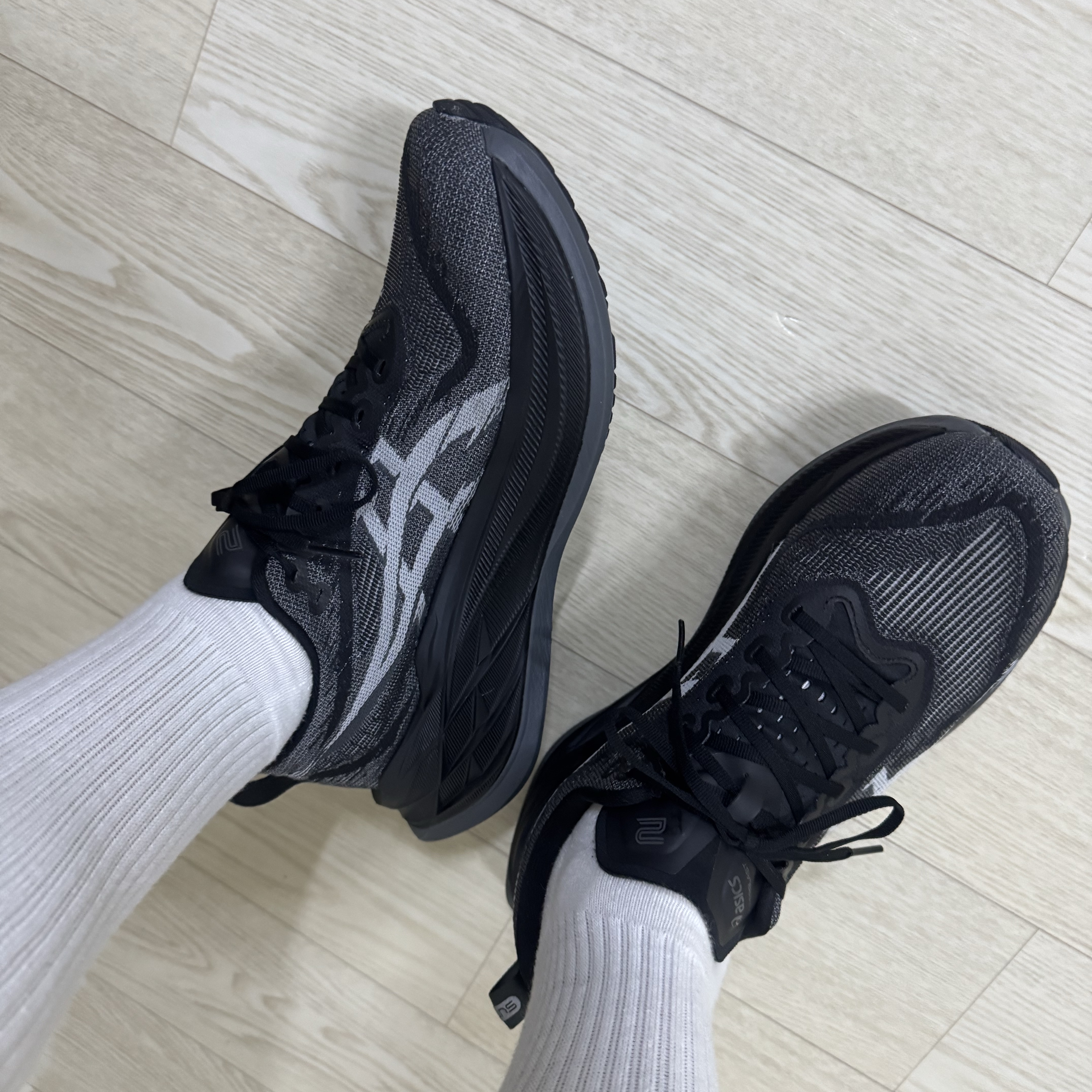 Asics Superblast 2 Black White 착용 스타일