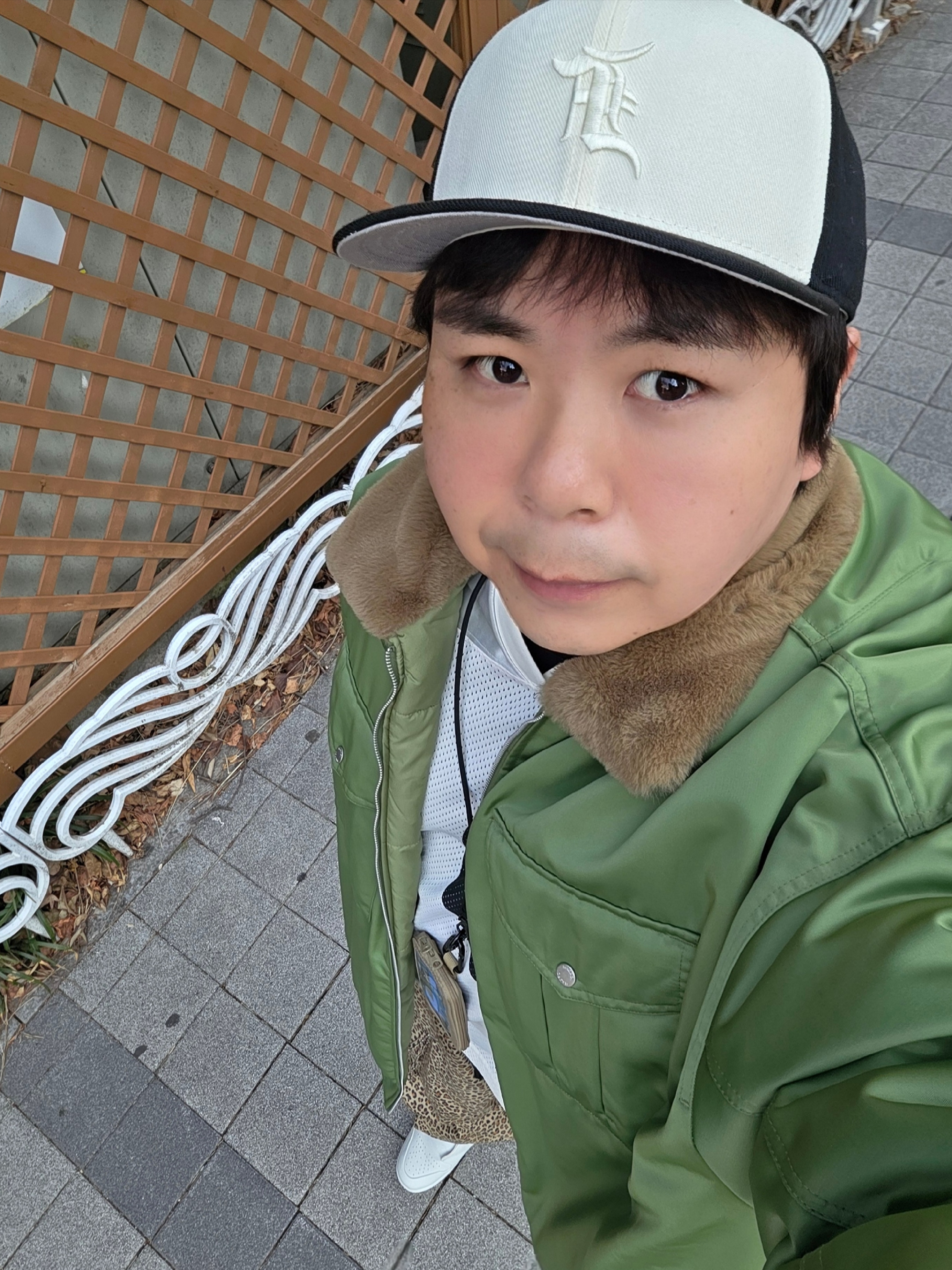 Essentials x New Era 59FIFTY Fitted Cap Cream Black, Human Made Military Card Case Beige 착용 스타일 - 2