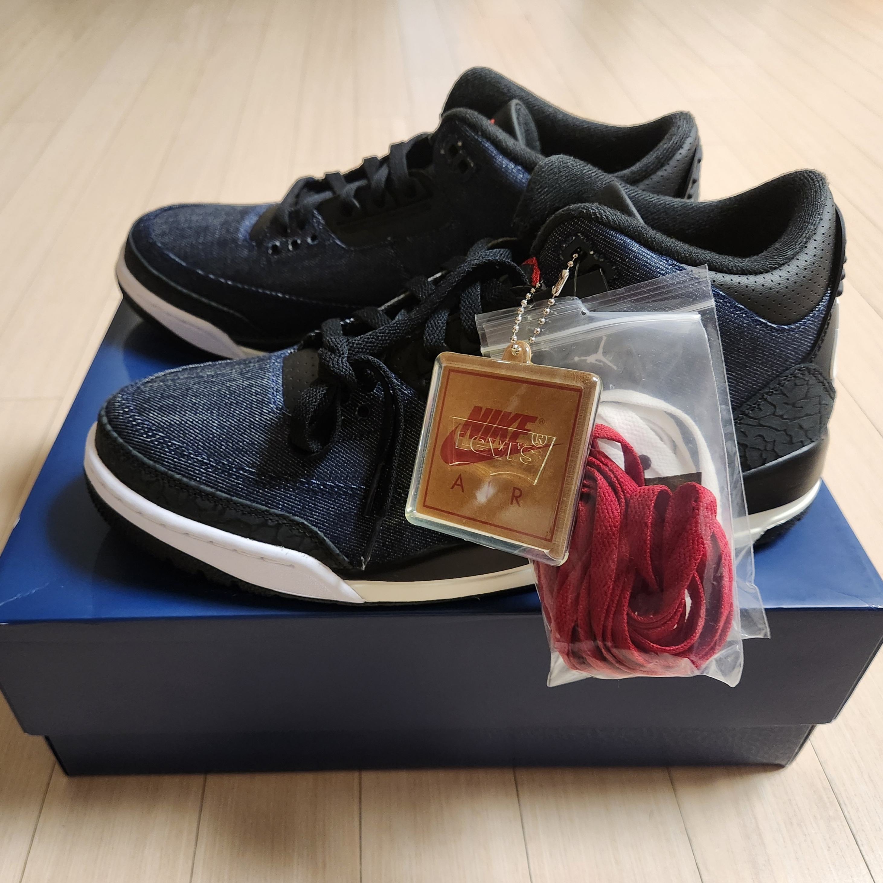 Jordan 3 x Levi’s Indigo and Gym Red 착용 스타일 - 3