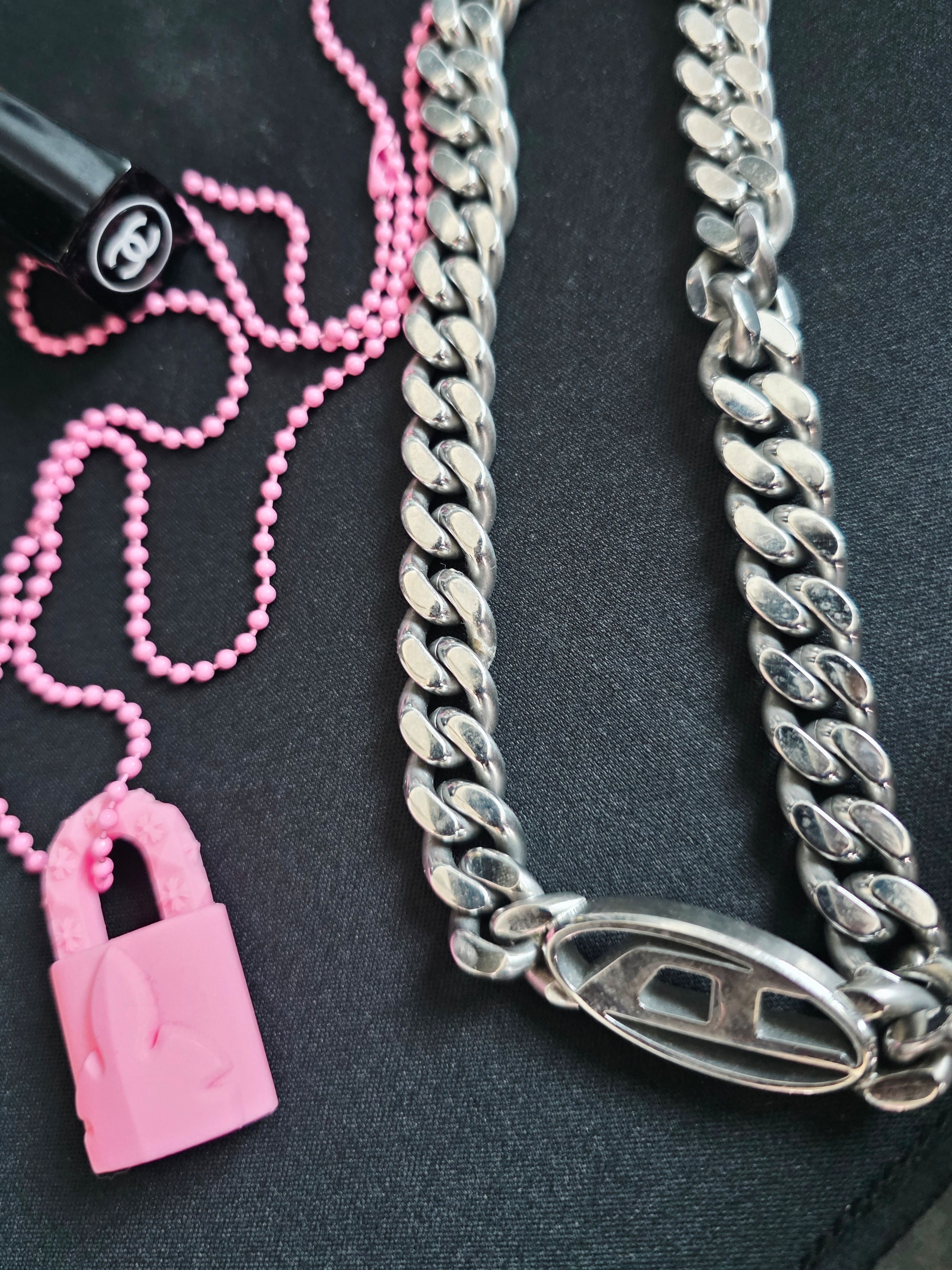 Chrome Hearts Silichrome CH Padlock Fleurknee Pendant Pink - 2023, Diesel Dx1433 Stainless Steel Choker Necklace Silver 착용 스타일