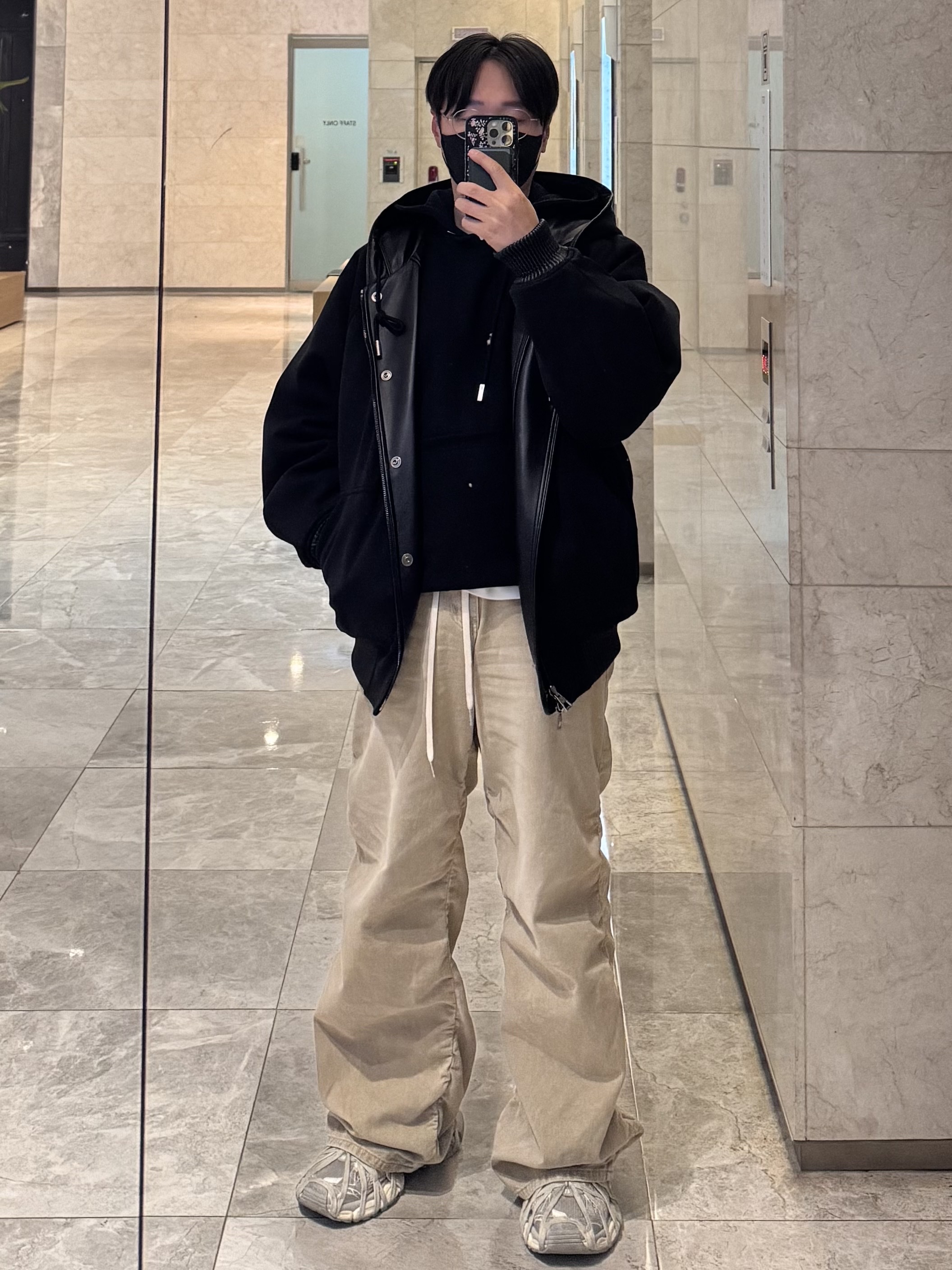 Balenciaga 3XL Extreme Lace Sneakers Egg Shell, Wooyoungmi Merry Go Round Back Logo Hooded T-Shirt Black - 26SS 착용 스타일 - 9