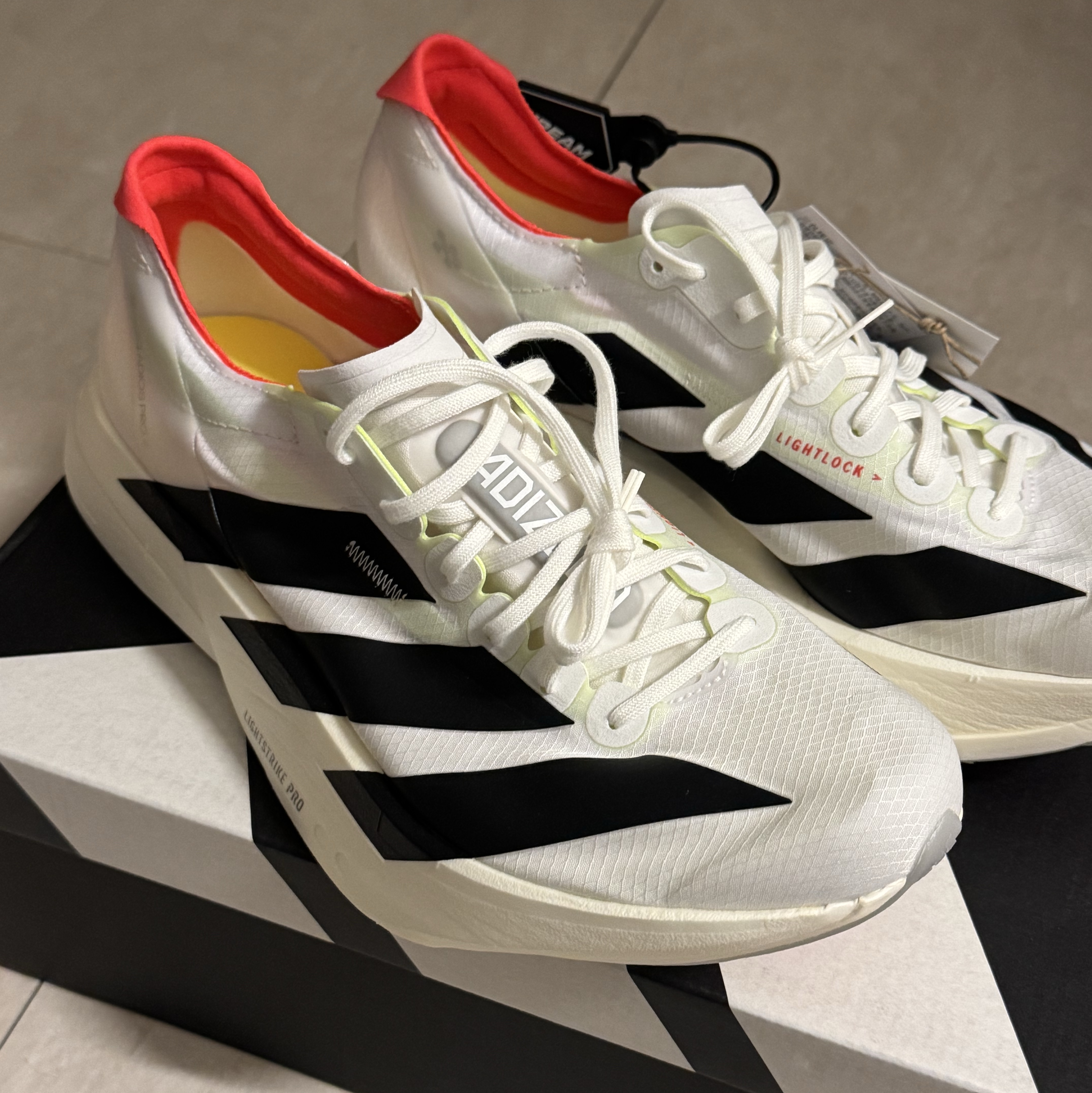 Adidas Adizero Adios Pro 4 Cloud White Core Black 착용 스타일 - 1