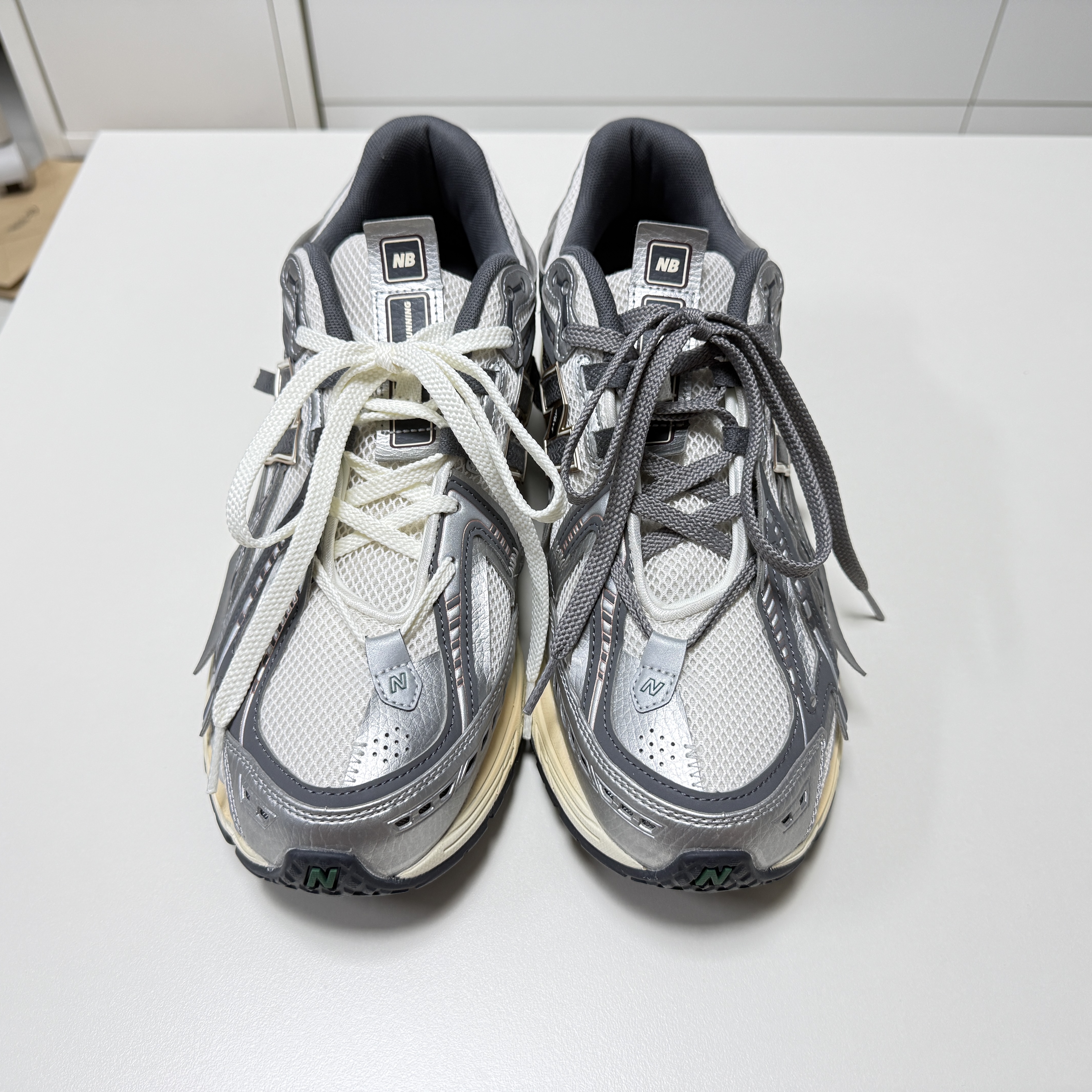 New Balance 1906A Silver Metallic Castlerock 착용 스타일 - 1