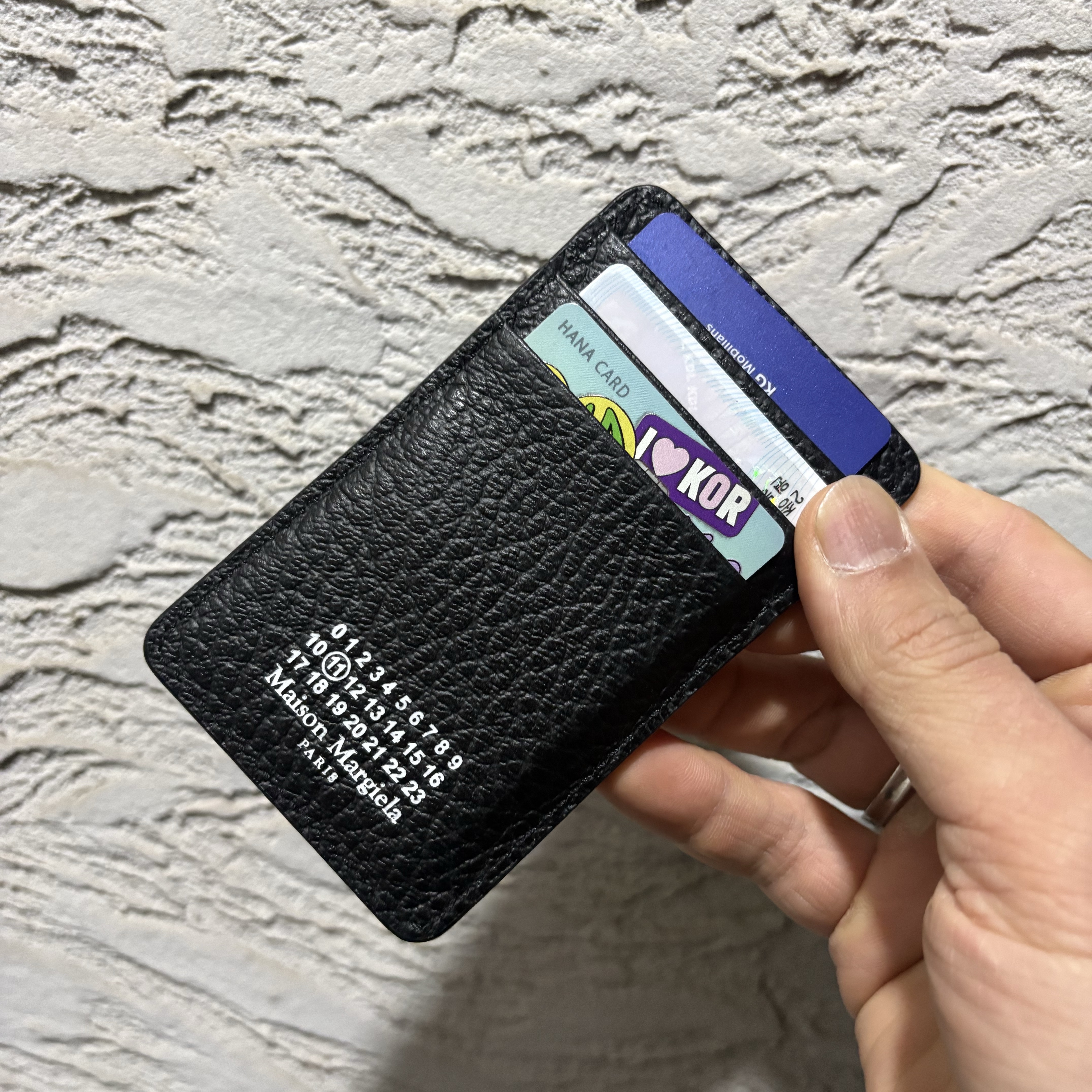 Maison Margiela Four Stitches Card Holder Black 착용 스타일 - 1