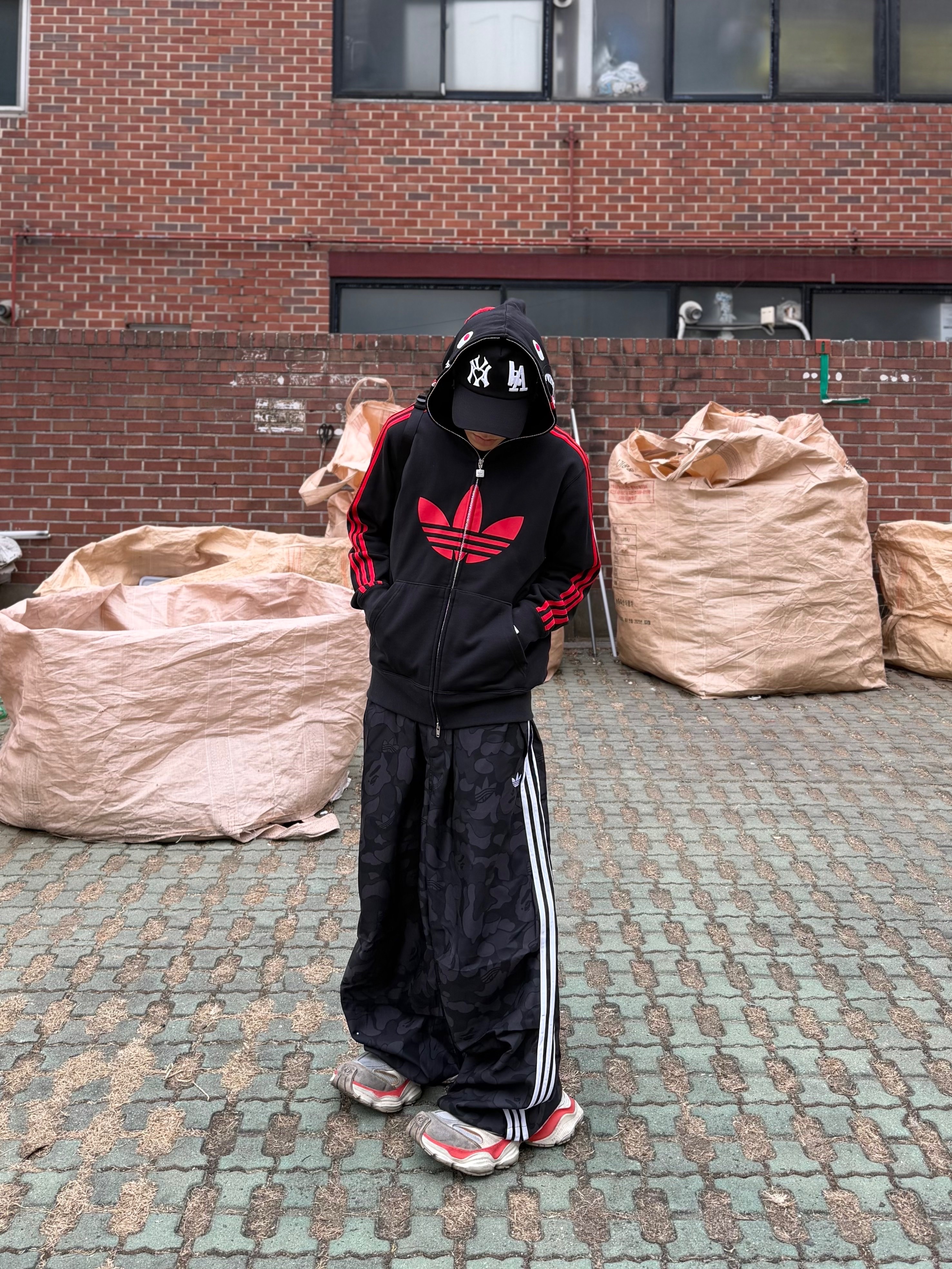 Adidas x BAPE Jacquard Pants Black - KR Sizing, Adidas x BAPE Ultimate Shark Hoodie Black - KR Sizing 착용 스타일 - 2