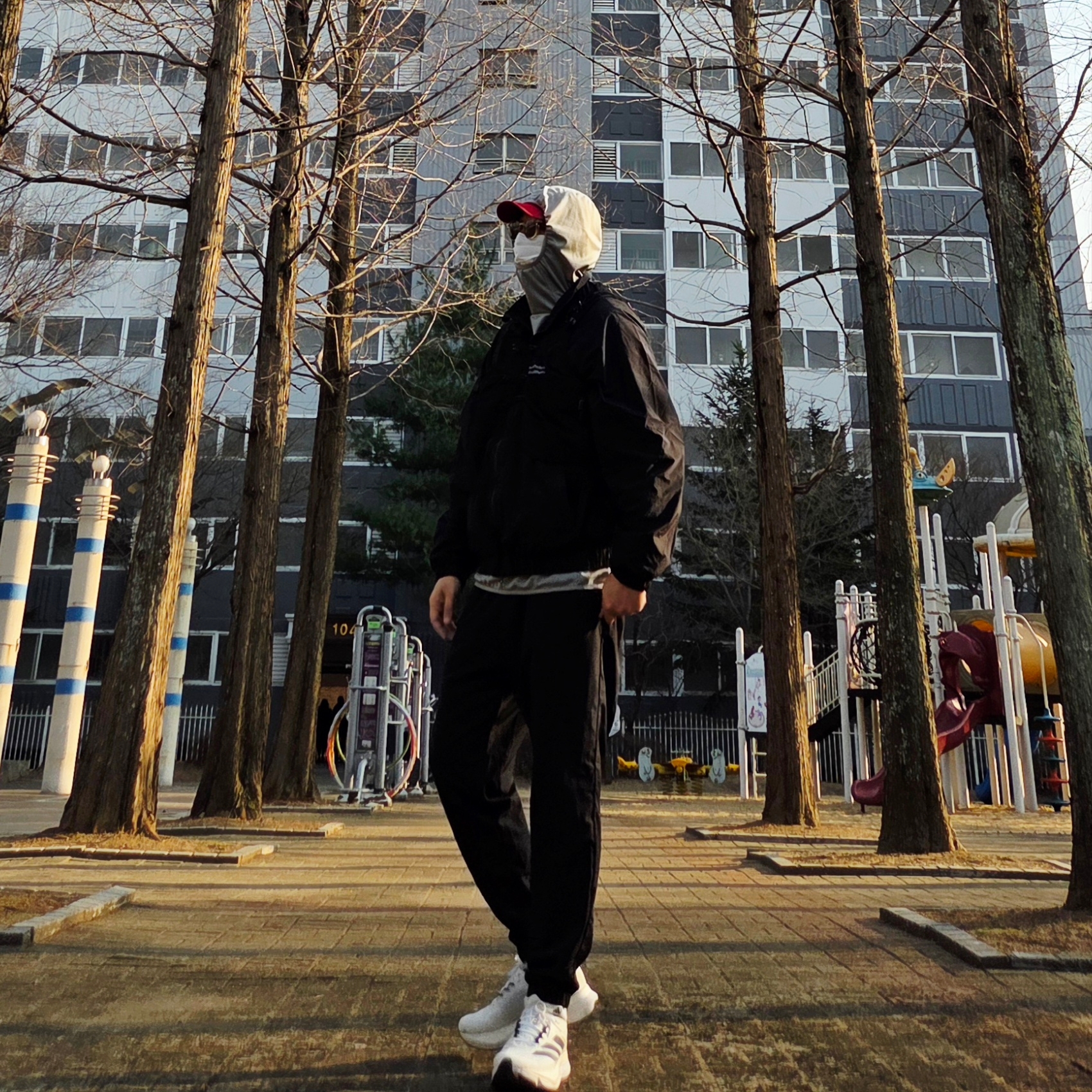 [KREAM 단독] runwhither Light Hoodie Sleeve Light Khaki, [KREAM 단독] runwhither Mesh Cap Red 착용 스타일 - 2