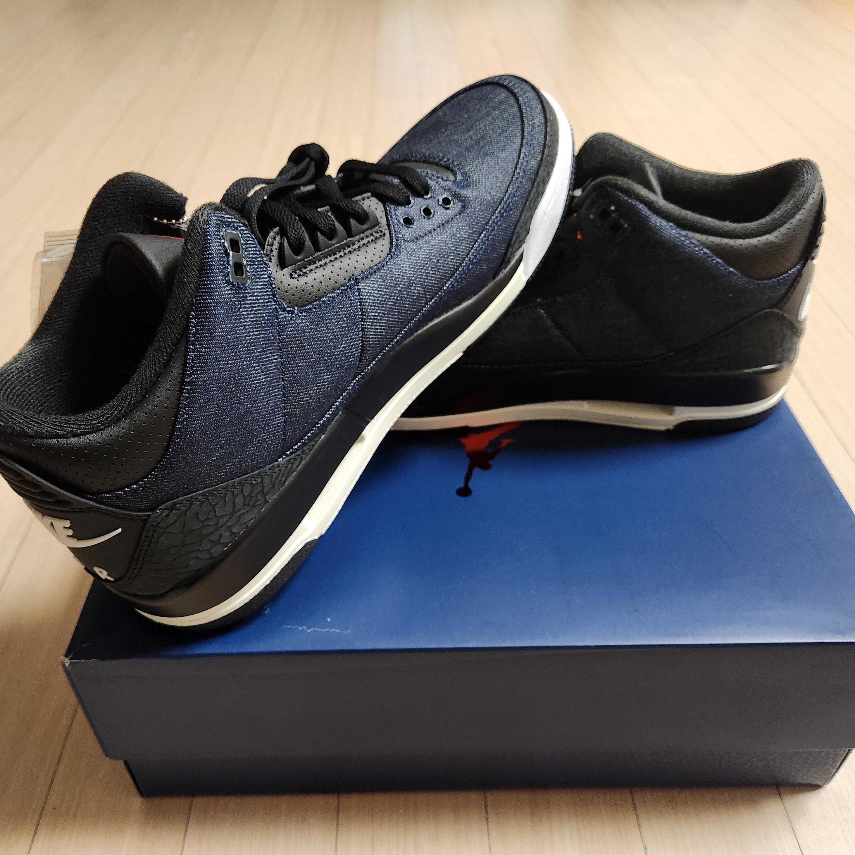 Jordan 3 x Levi’s Indigo and Gym Red 착용 스타일 - 6