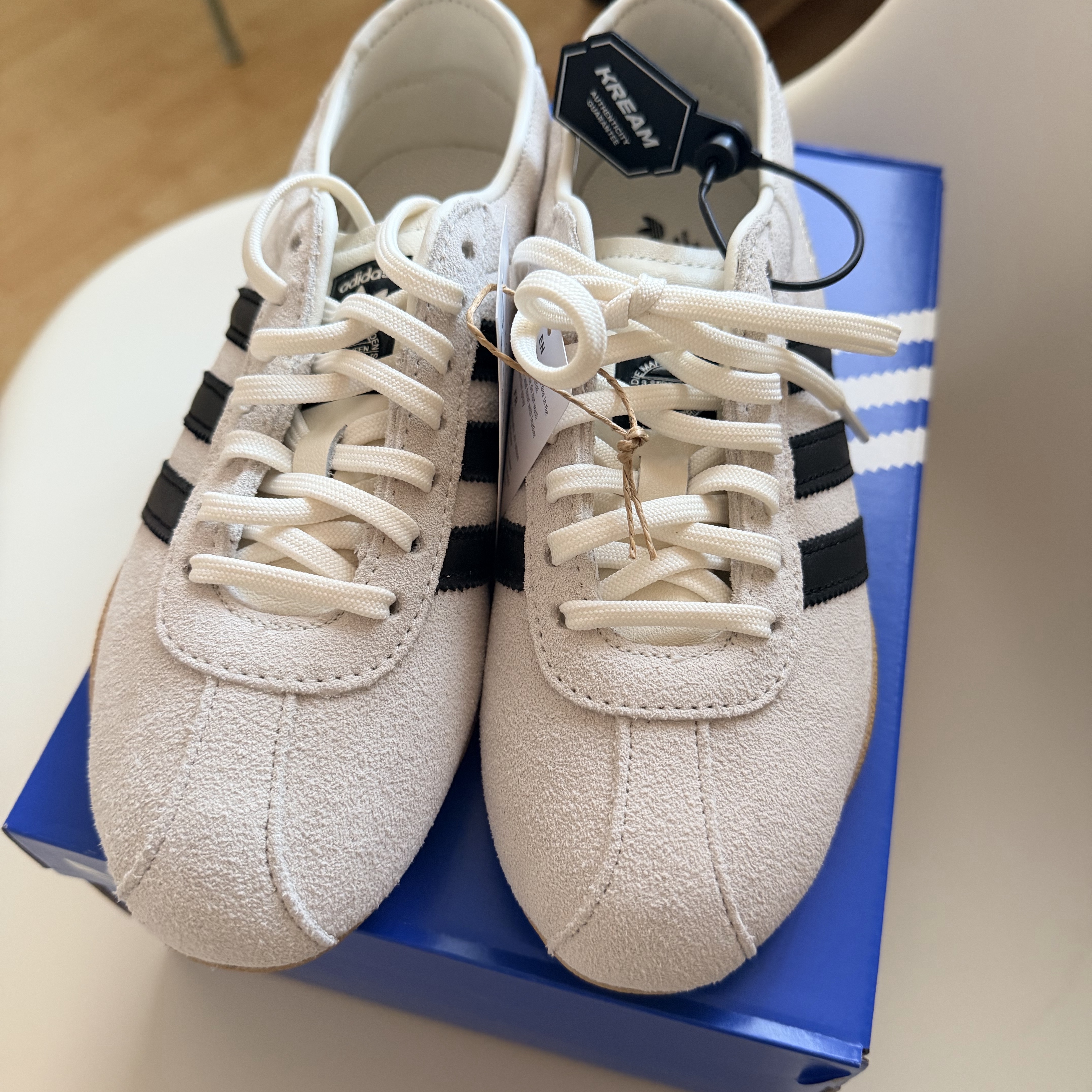 (W) Adidas Tokyo Off White Core Black 착용 스타일 - 1