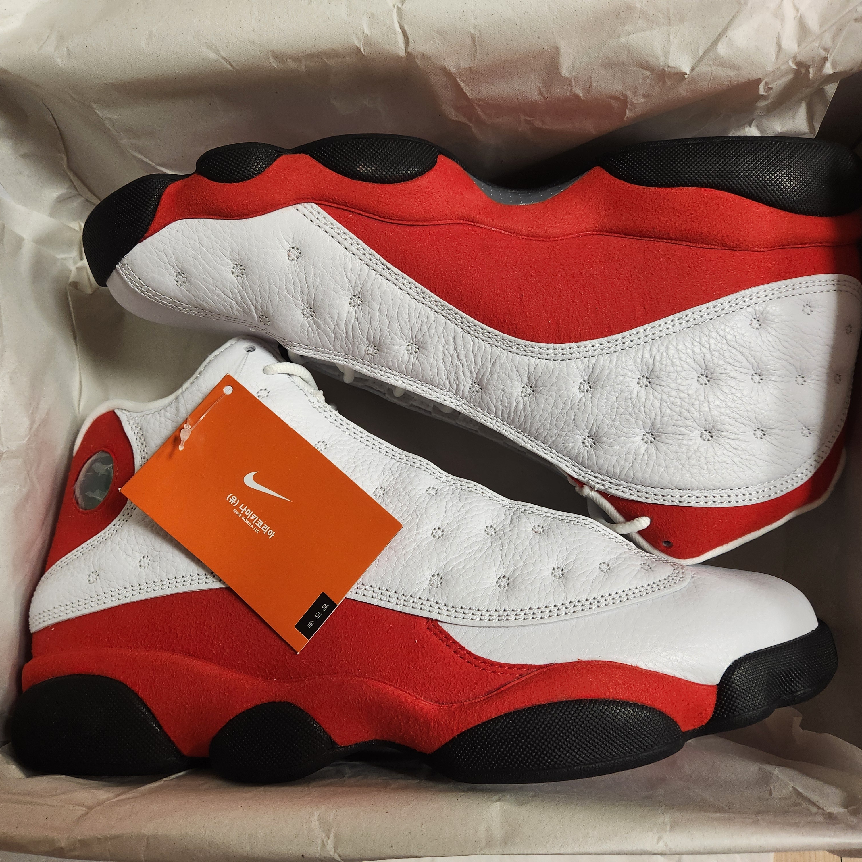 Jordan 13 Retro White and University Red 착용 스타일 - 1