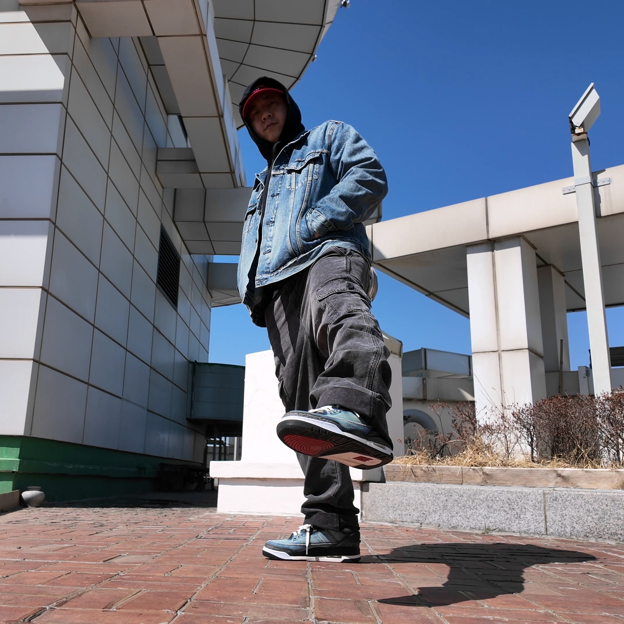 Jordan 3 x Levi’s Indigo and Gym Red 착용 스타일 - 6