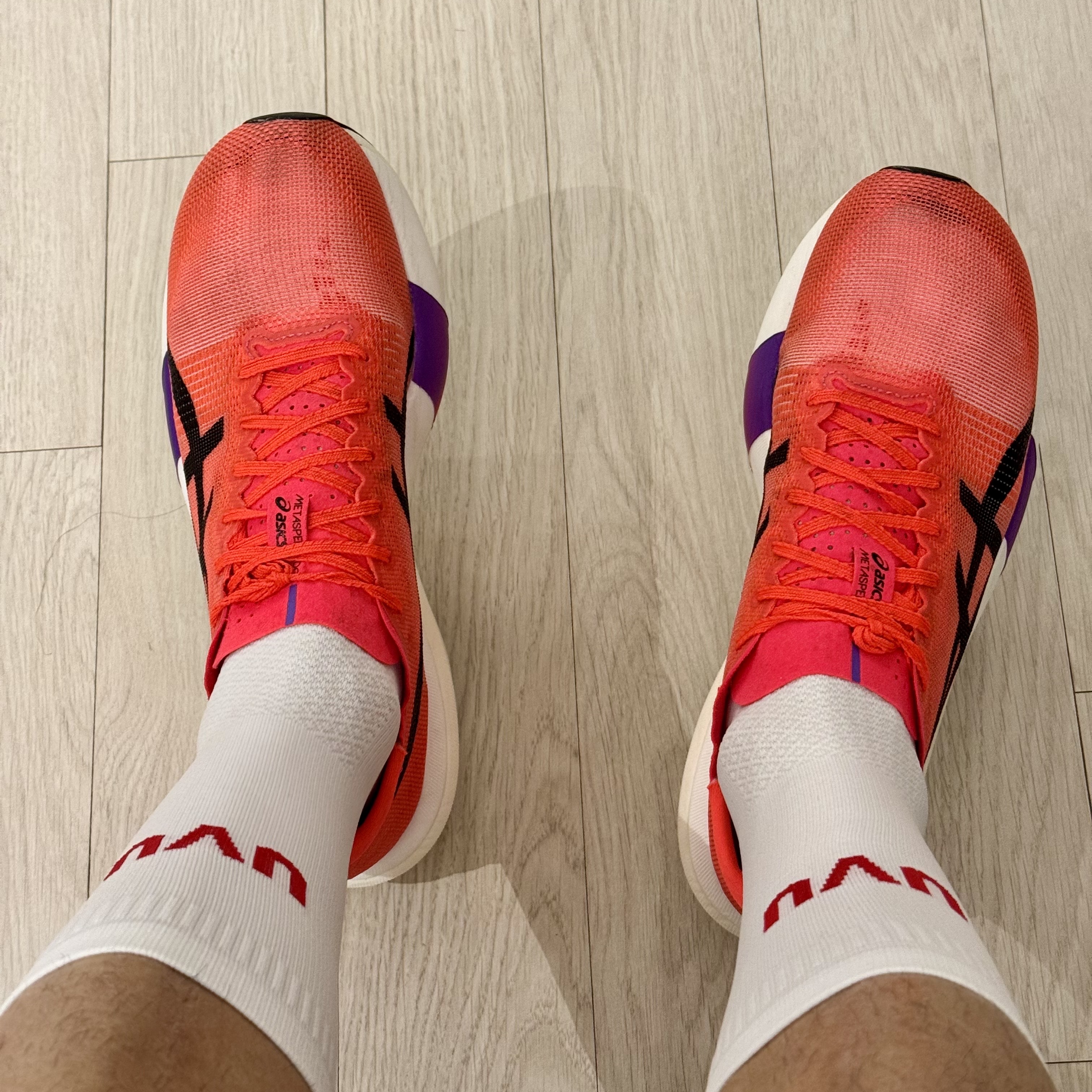 UVU Seoul '26 Running Sock White, Asics Metaspeed Edge Tokyo Flash Red Black 착용 스타일 - 1